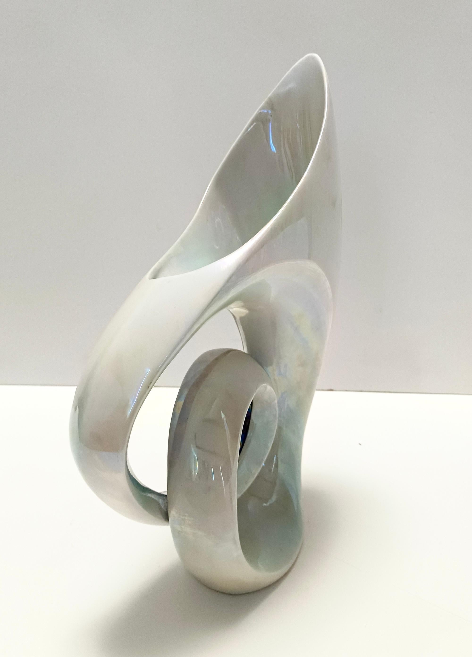 Ceramica Vaso in ceramica bianca e iridescente / Centrotavola decorativo di Lusso, Italia in vendita