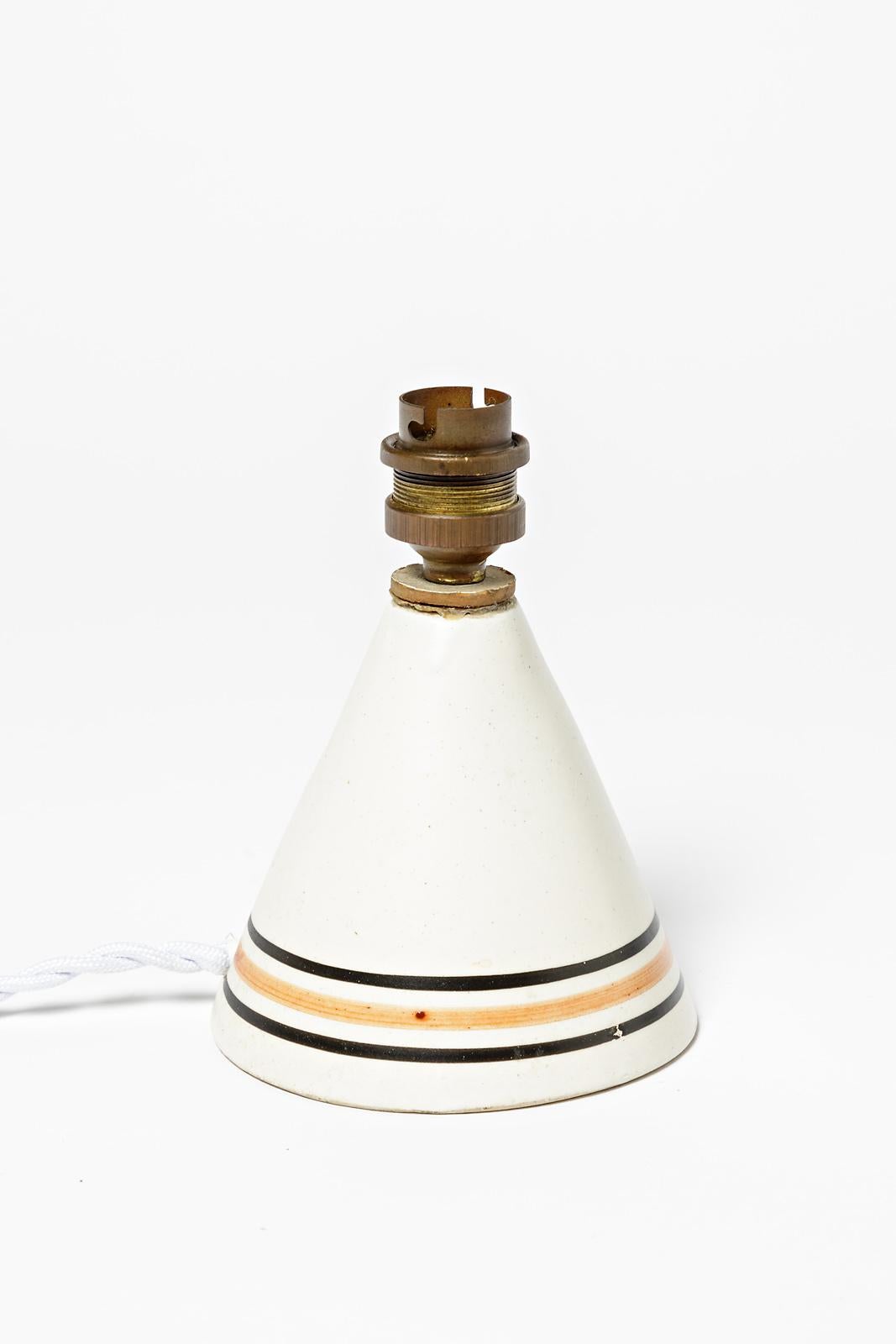 Roger Capron

Original ceramic table lamp with white ceramic glaze color and Minimalist decoration

Original perfect condition

Electrical system is ok

Signed under the base CAPRON VALLAURIS

Ceramic dimensions: Height 11cm, large