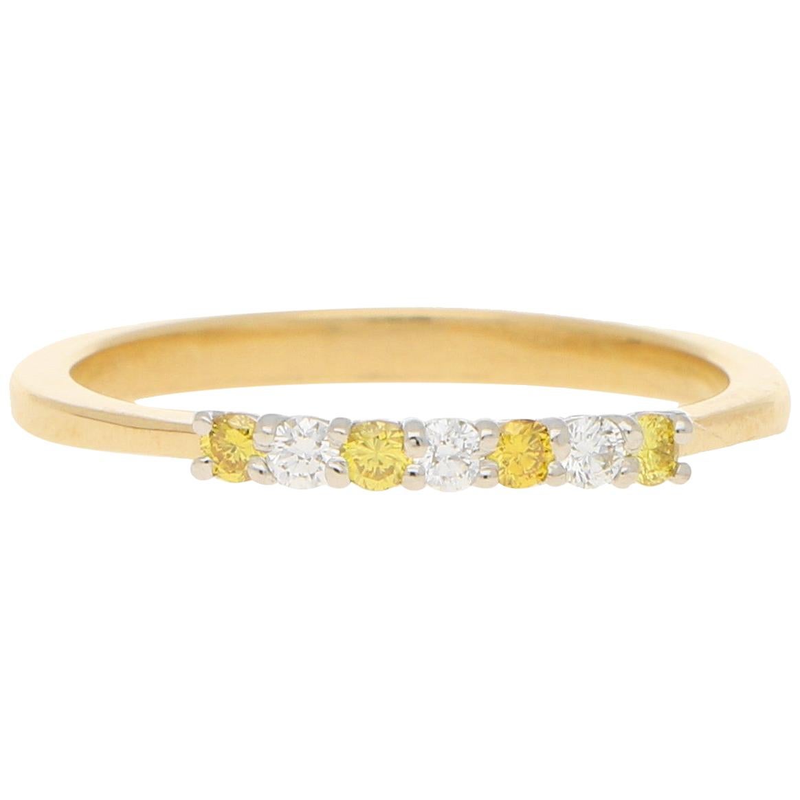 Bague d'éternité à sept pierres en or 18 carats avec diamants blancs et jaunes naturels en vente