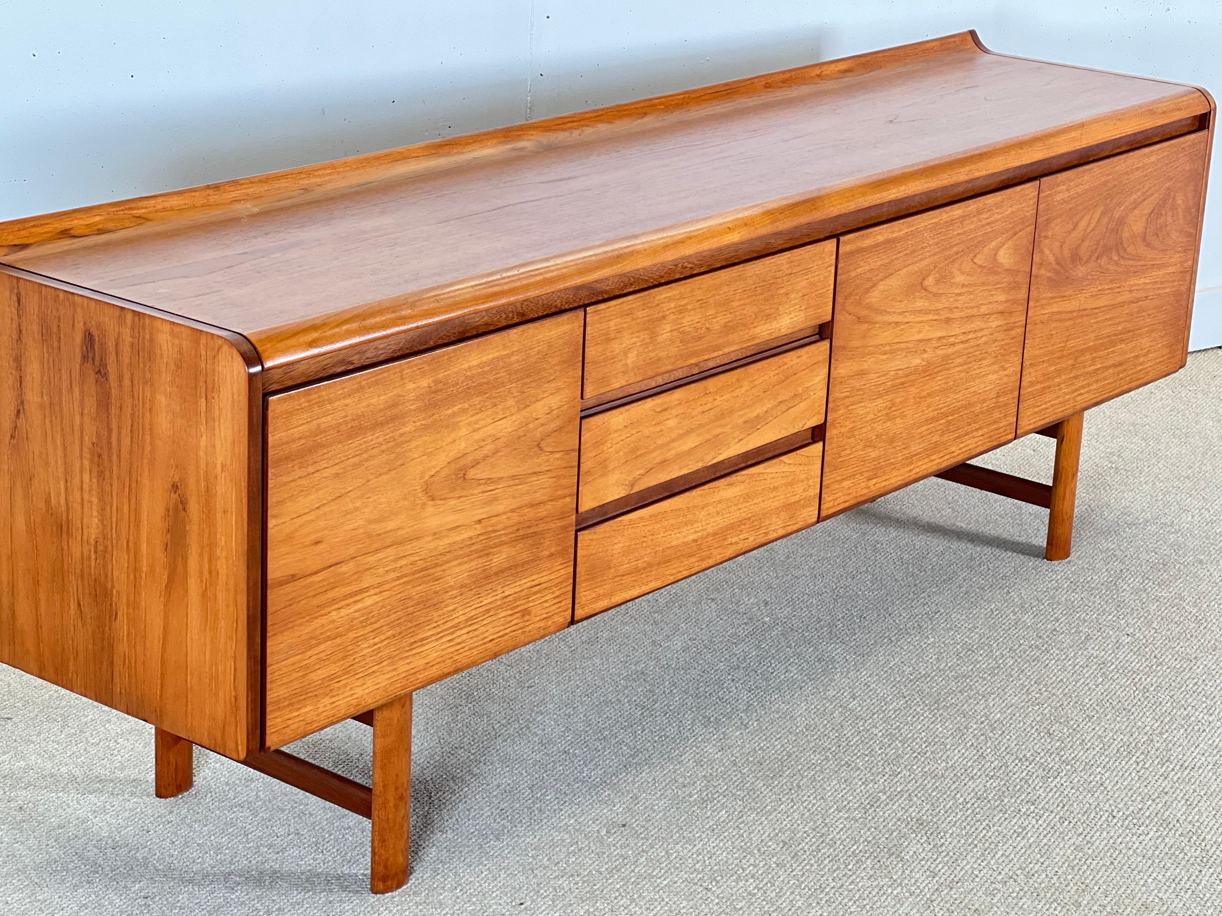 White and Newton Sideboard (Peterfield Collection) In Excellent Condition For Sale In Buxton, GB