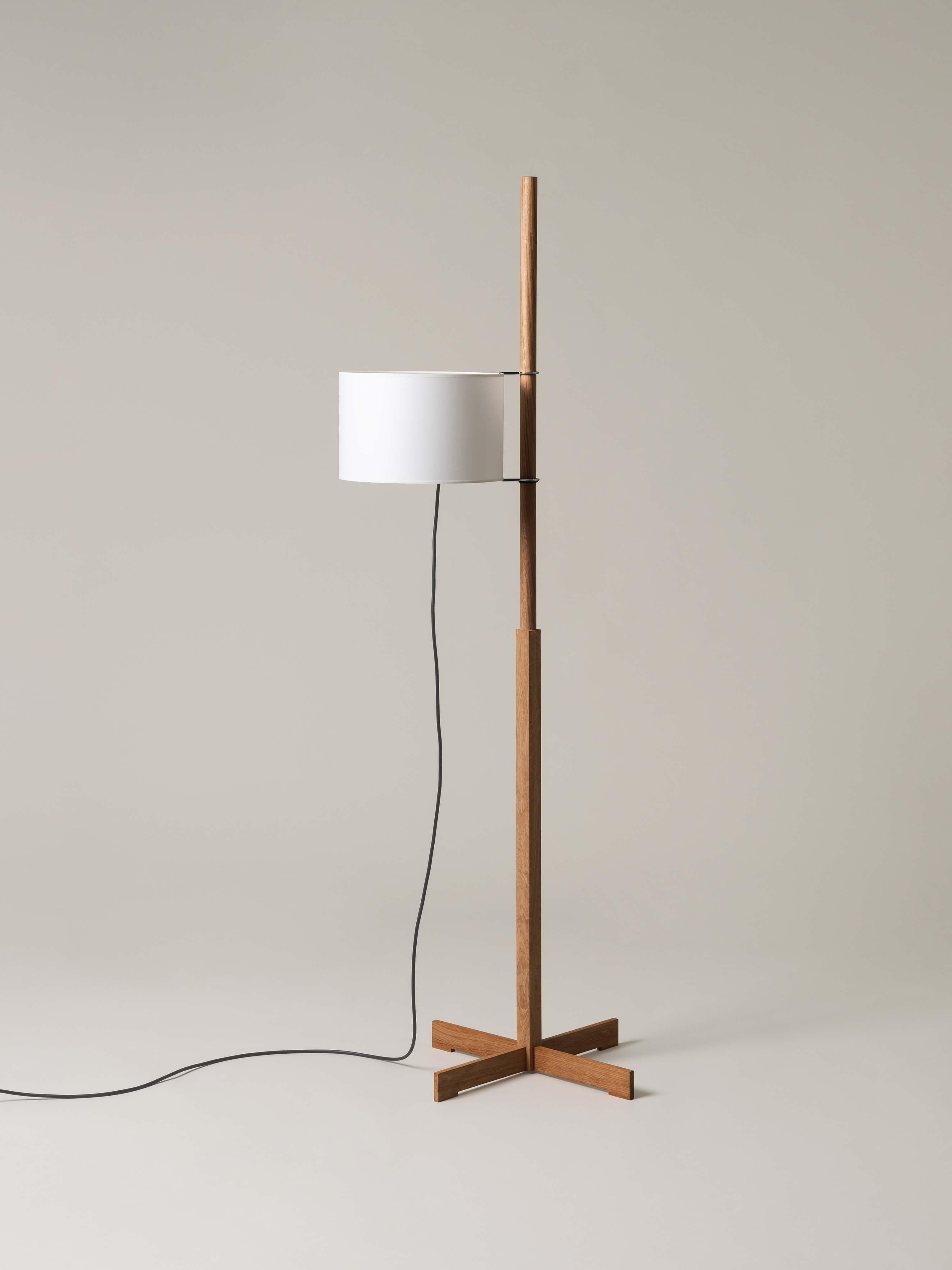 White and oak TMM floor lamp by Miguel Milá
Dimensions: D 50 x W 60 x H 166 cm
Materials: Cherry wood, parchment lampshade.
Available in 3 lampshades: beige, white and white with diffuser.
Available in 5 woods: beech, cherry, walnut, natural oak