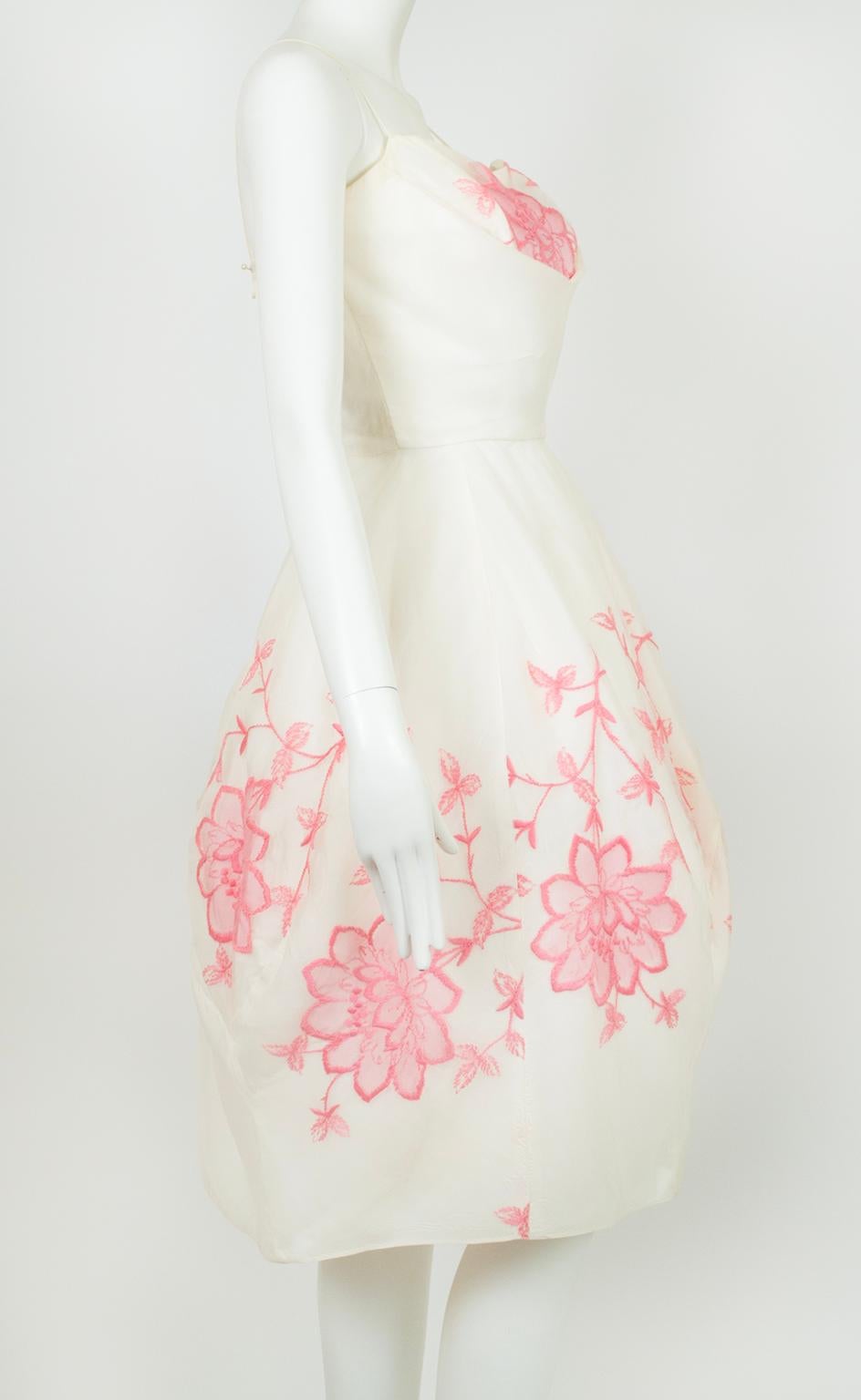 Weißes und rosafarbenes besticktes Partykleid mit Blütensaum - S, 1950s im Zustand „Gut“ im Angebot in Tucson, AZ