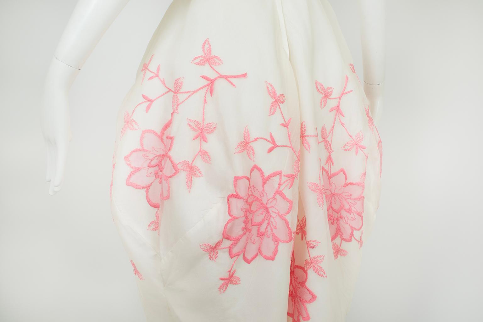 Robe de soirée à ourlet bulle brodé blanc et rose avec buste pétale - S, années 1950 en vente 2