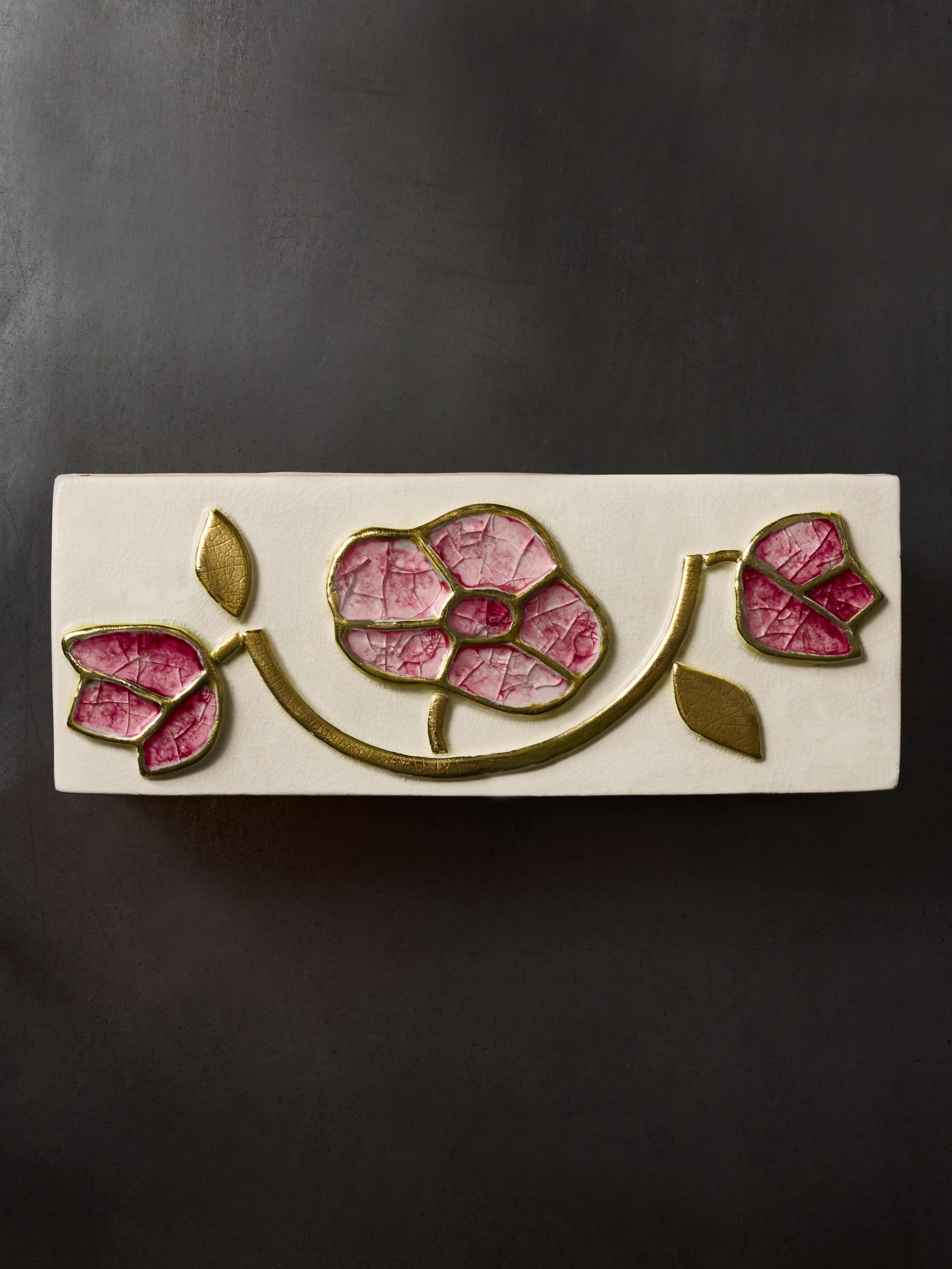 Caja de cerámica con flores blancas y rosas de Mithé Espelt Moderno de mediados de siglo en venta