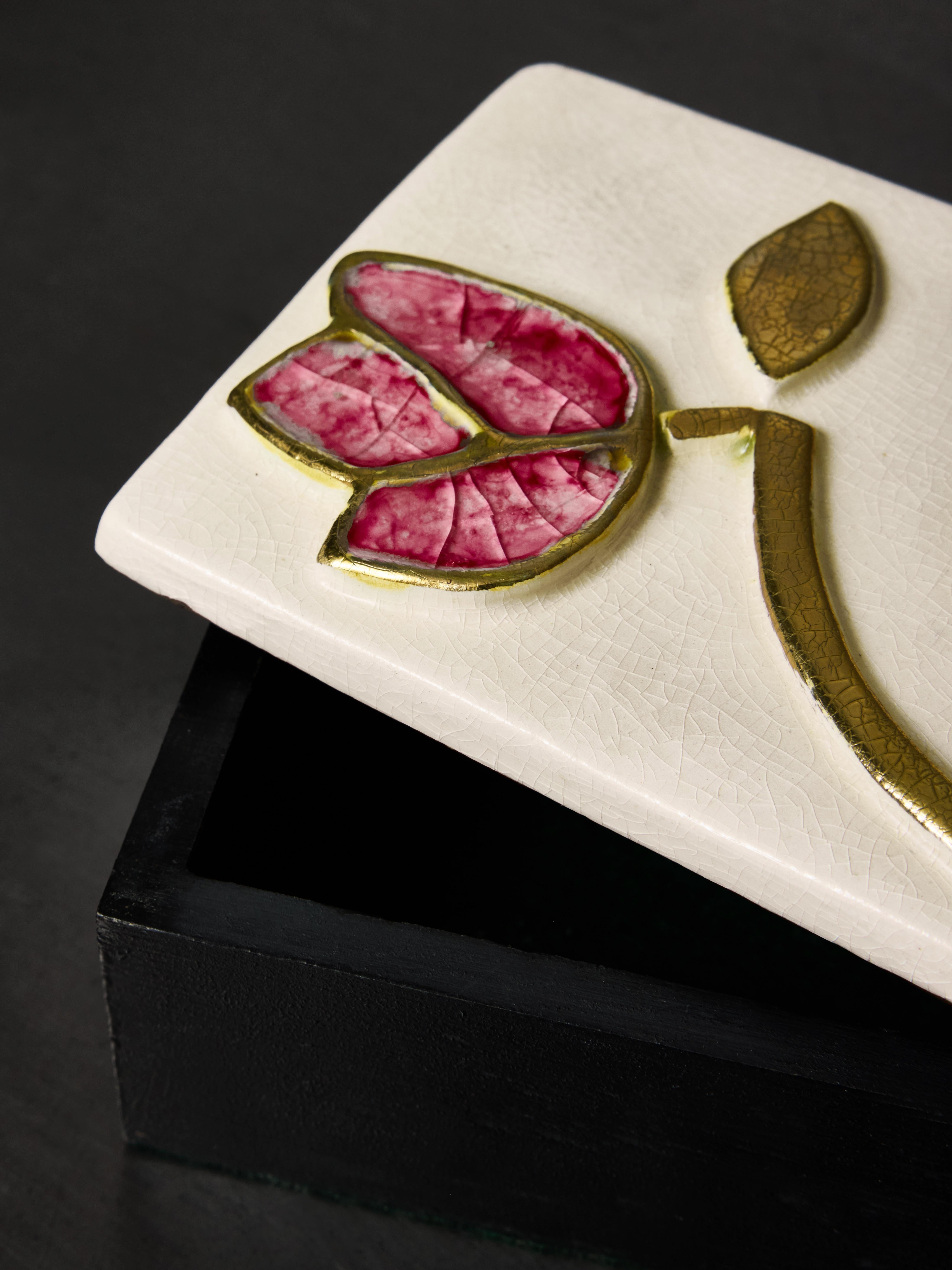 Caja de cerámica con flores blancas y rosas de Mithé Espelt en Bueno estado para la venta en Saint-Ouen, IDF