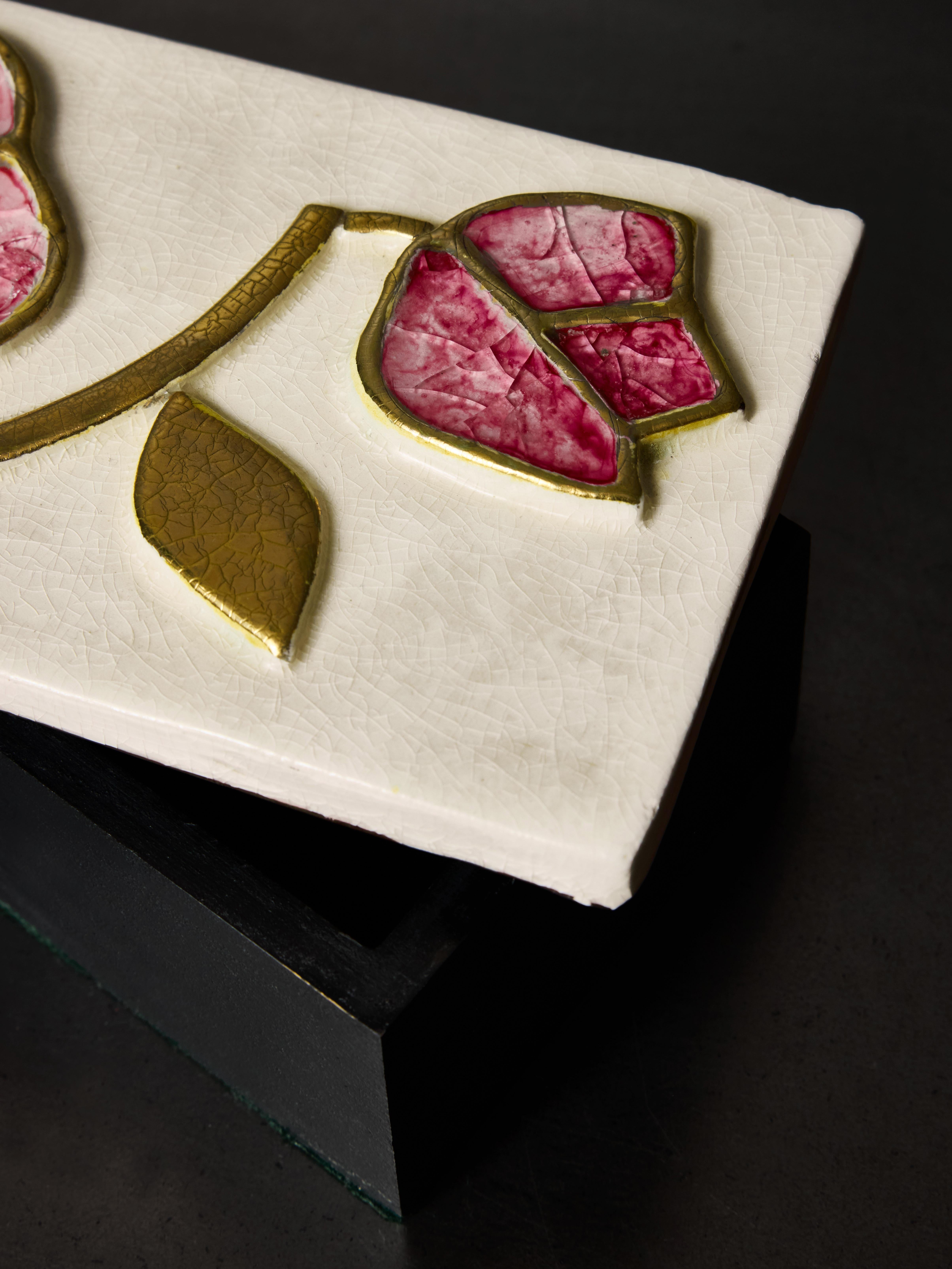 Caja de cerámica con flores blancas y rosas de Mithé Espelt mediados del siglo XX en venta