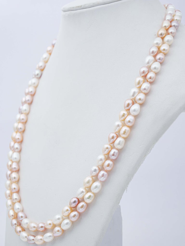 Collier à plusieurs rangs de perles blanches et roses, diamants, or rose et  argent - En vente sur 1stDibs