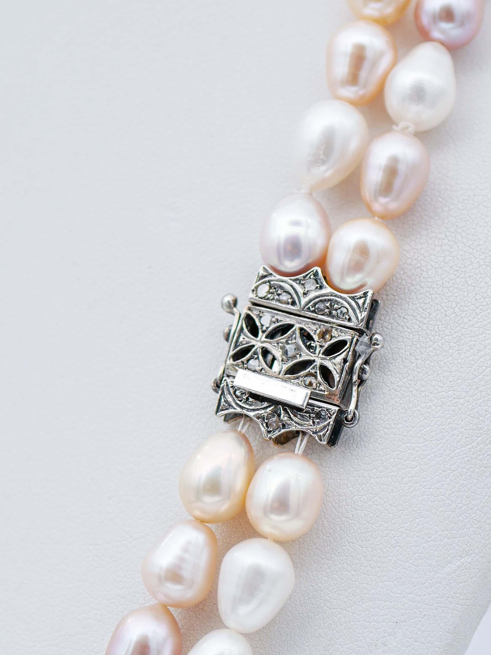 Mehrreihige Halskette mit weißen und rosa Perlen, Diamanten, Roségold und Silber (Retro) im Angebot