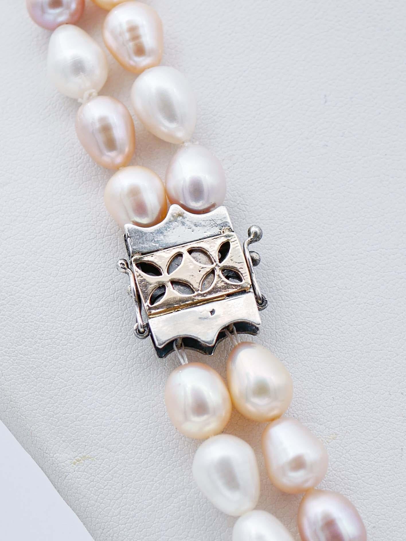 Mehrreihige Halskette mit weißen und rosa Perlen, Diamanten, Roségold und Silber (Gemischter Schliff) im Angebot