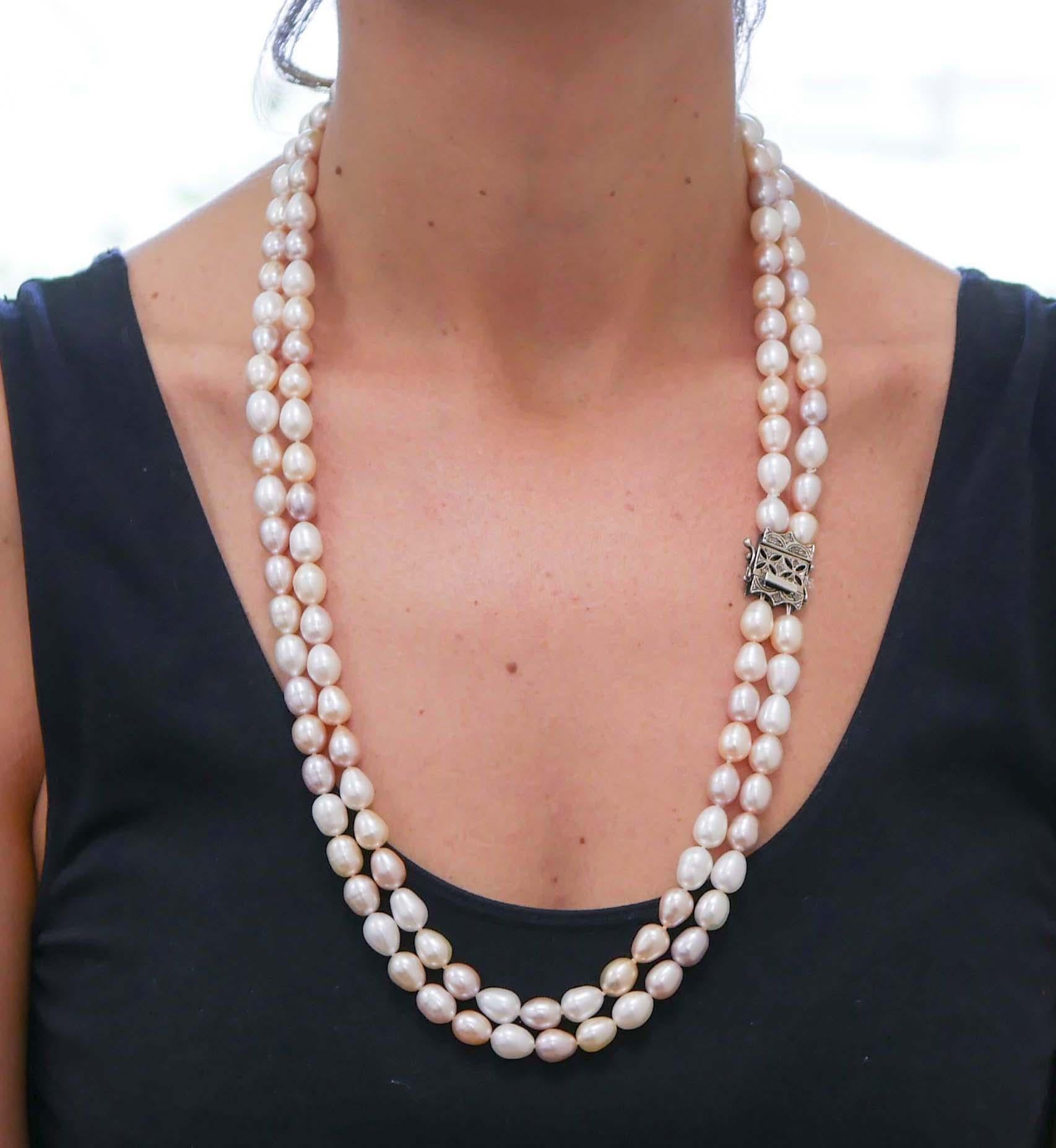 Mehrreihige Halskette mit weißen und rosa Perlen, Diamanten, Roségold und Silber Damen im Angebot