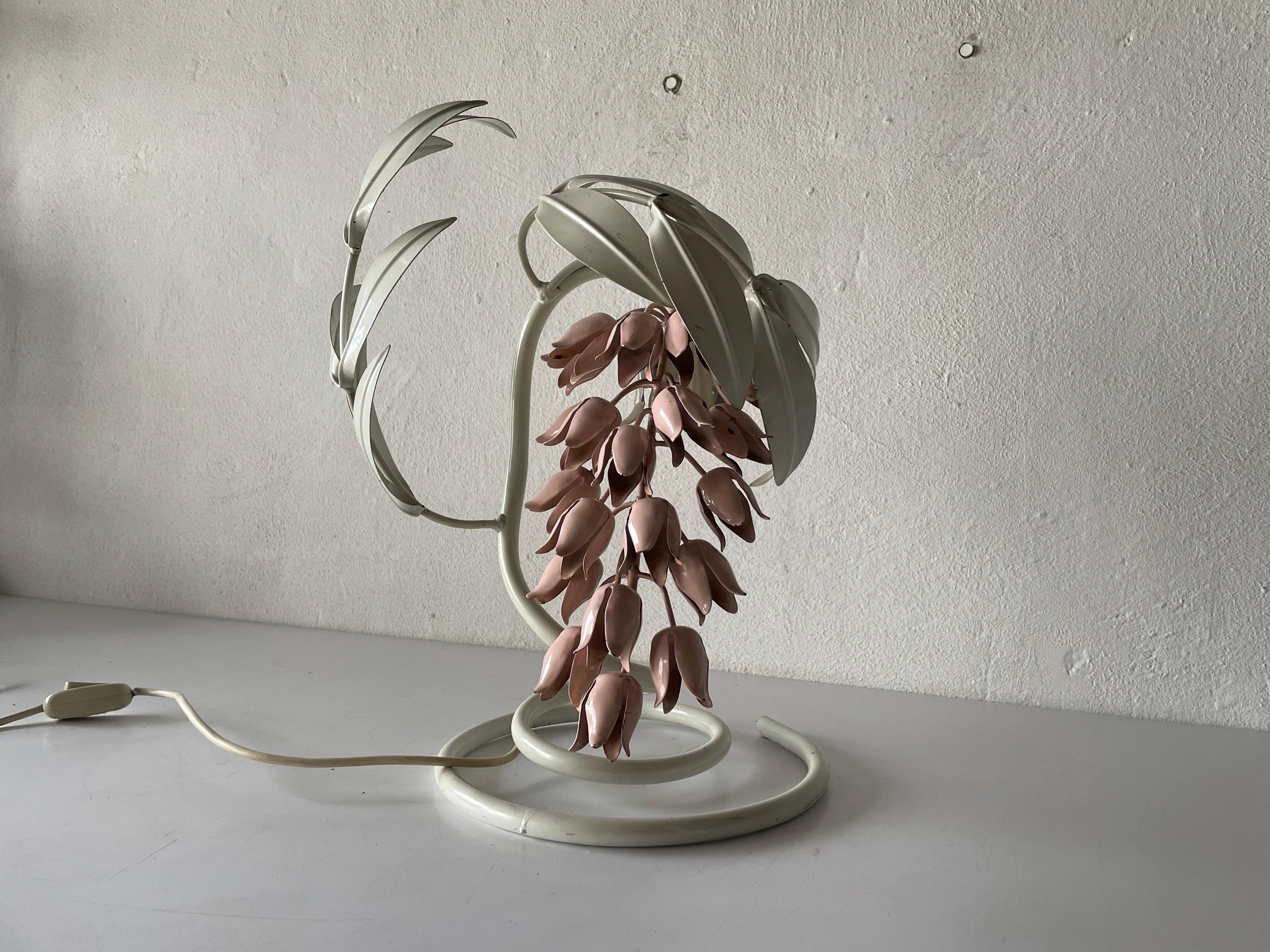 Lampe de table design tulipe blanche et rose, années 1960, Italie.

L'abat-jour est en bon état et très propre. 
Cette lampe fonctionne avec une ampoule E27
Câblé et adapté à une utilisation avec 220V et 110V pour tous les pays.

Mesures :