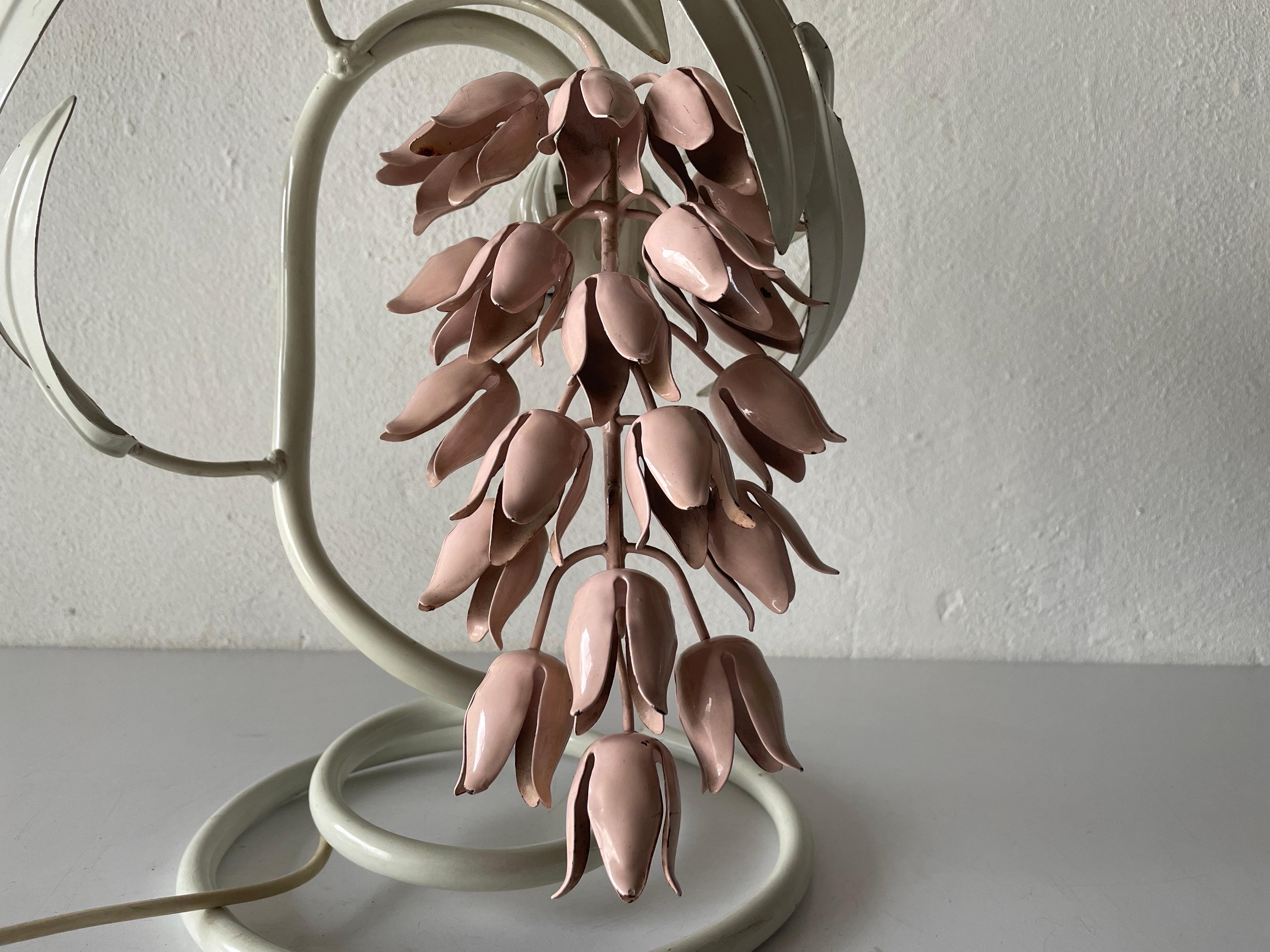 White and Pink Tulip Design Table Lamp, 1960s, Italy In Good Condition For Sale In Hagenbach, DE