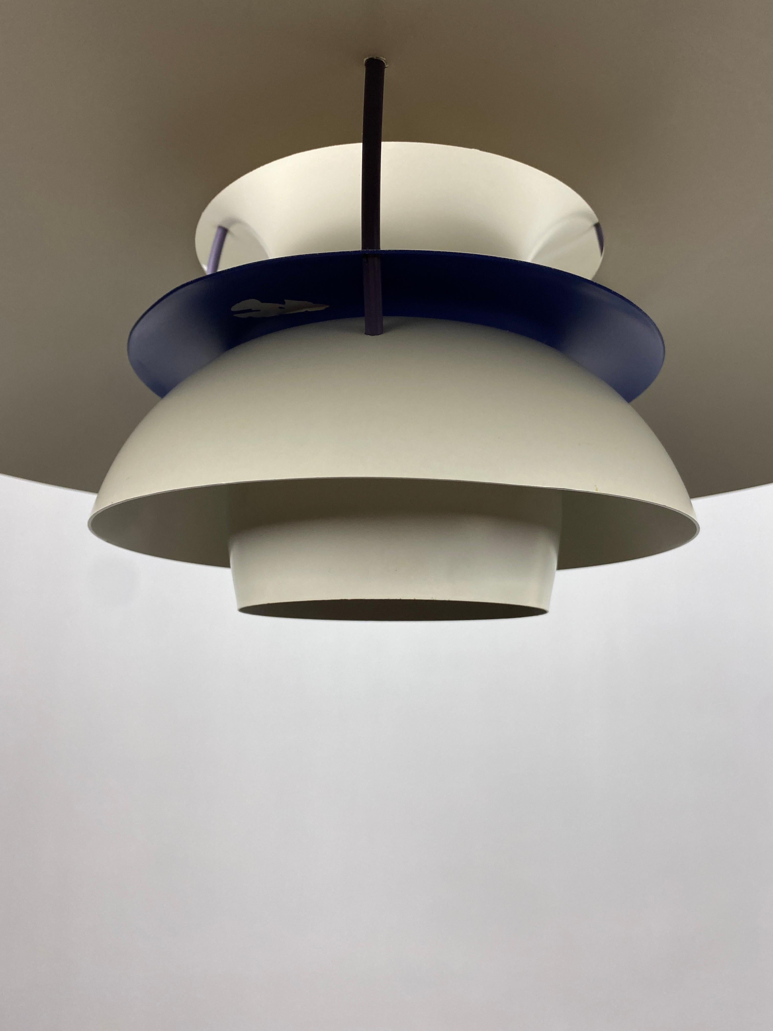Mid-Century Modern Lampe à suspension PH5 blanche et violette de Poul Henningsen pour Louis Poulsen 1970 en vente