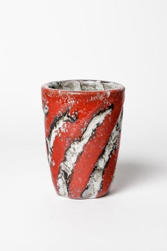 Vase en céramique blanc et rouge design du 20 CENTURY DESIGN par Arlette Roux Vallauris 1970