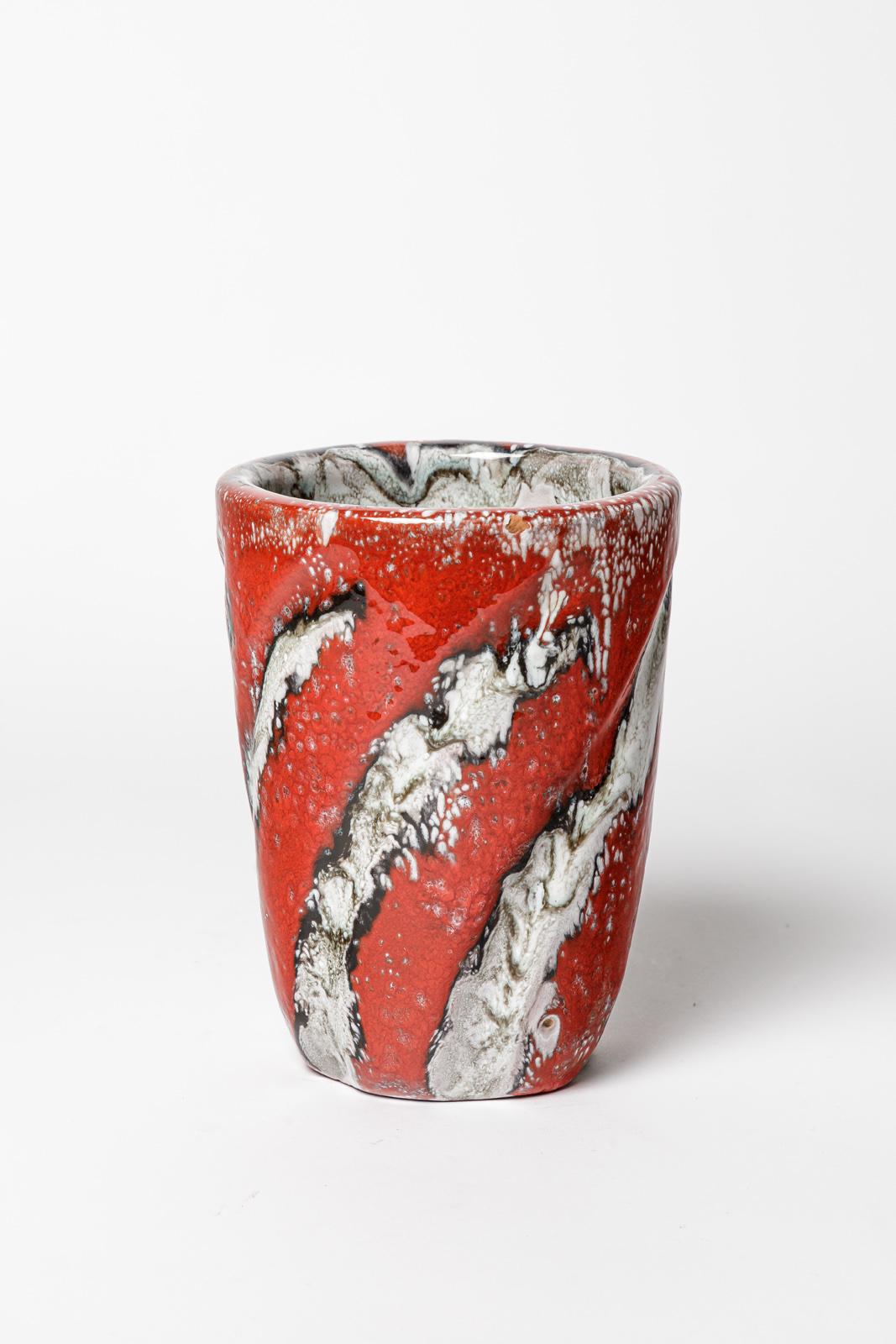 Mid-Century Modern Vase en céramique blanc et rouge design du 20 CENTURY DESIGN par Arlette Roux Vallauris 1970 en vente