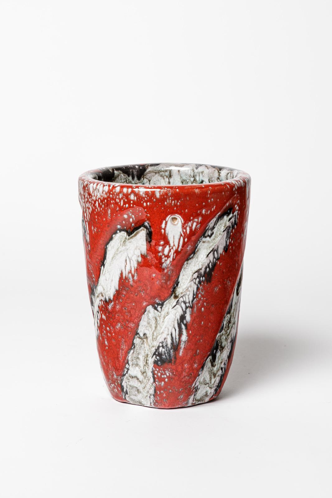 Français Vase en céramique blanc et rouge design du 20 CENTURY DESIGN par Arlette Roux Vallauris 1970 en vente