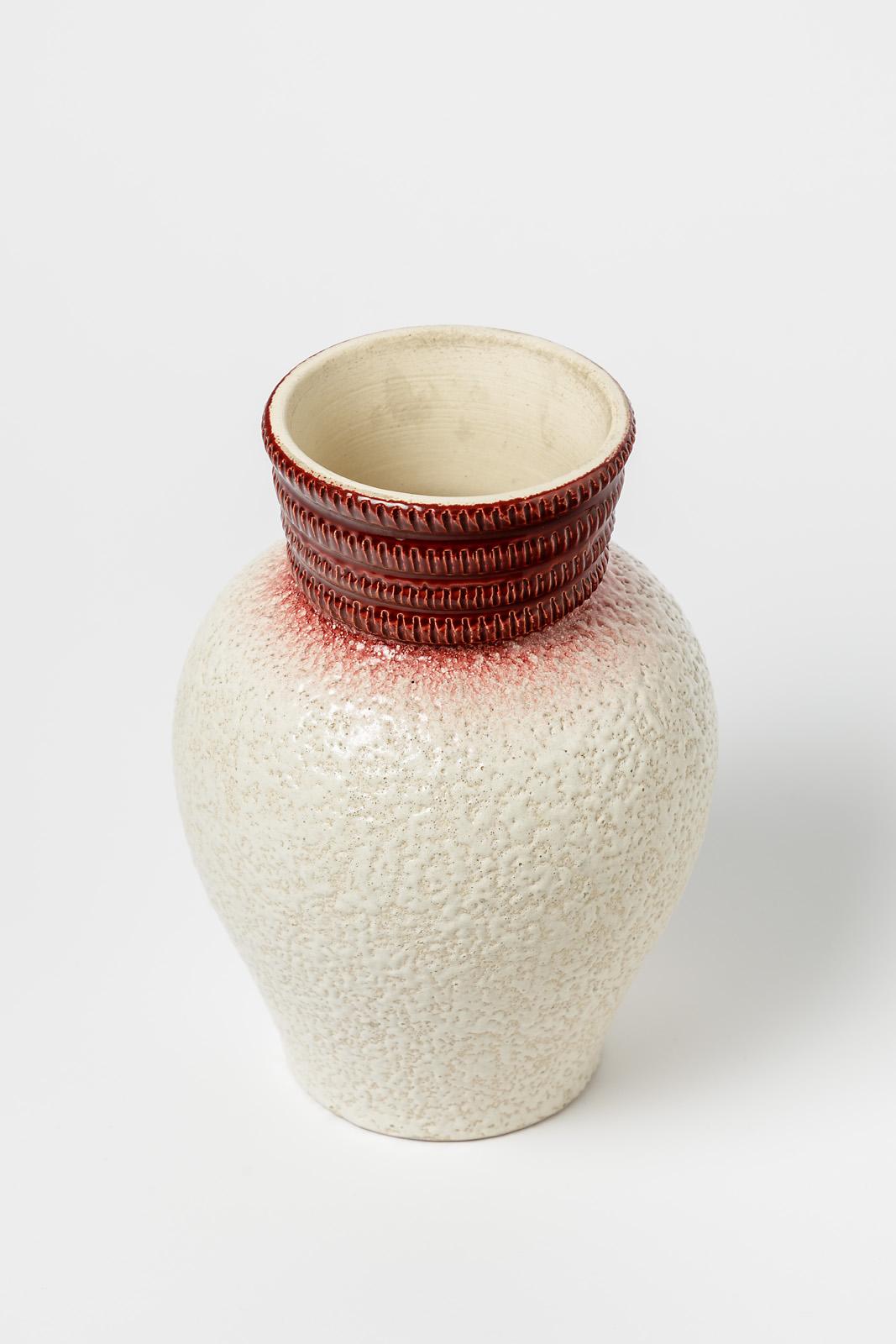 White and Red 20th Century Design Ceramic Vase Style of Pol Chambost 1950 In Excellent Condition For Sale In Neuilly-en- sancerre, FR