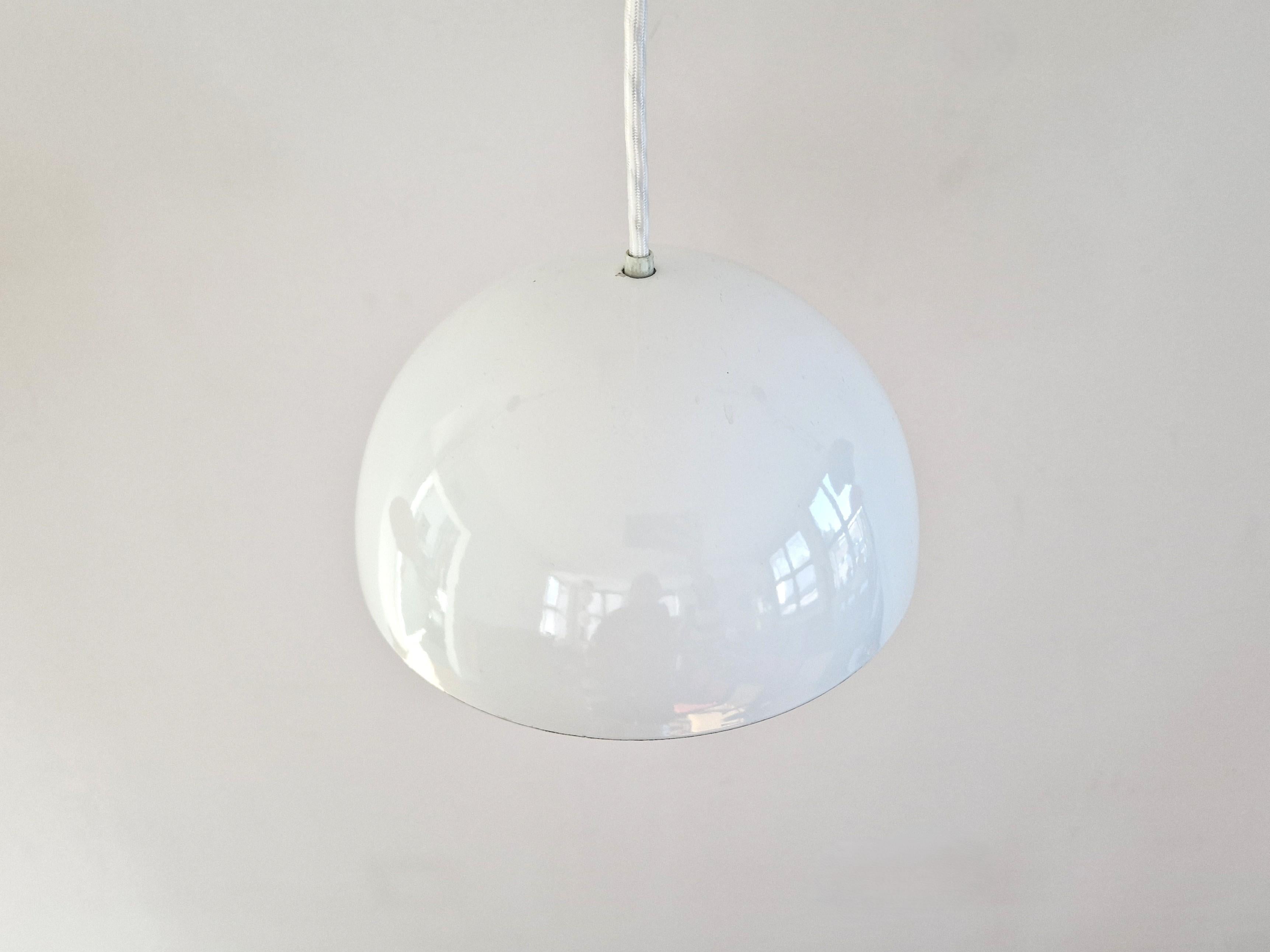 Lámpara colgante Flowerpot blanca y roja de Verner Panton para Louis Poulsen, Dinamarca Moderno de mediados de siglo en venta