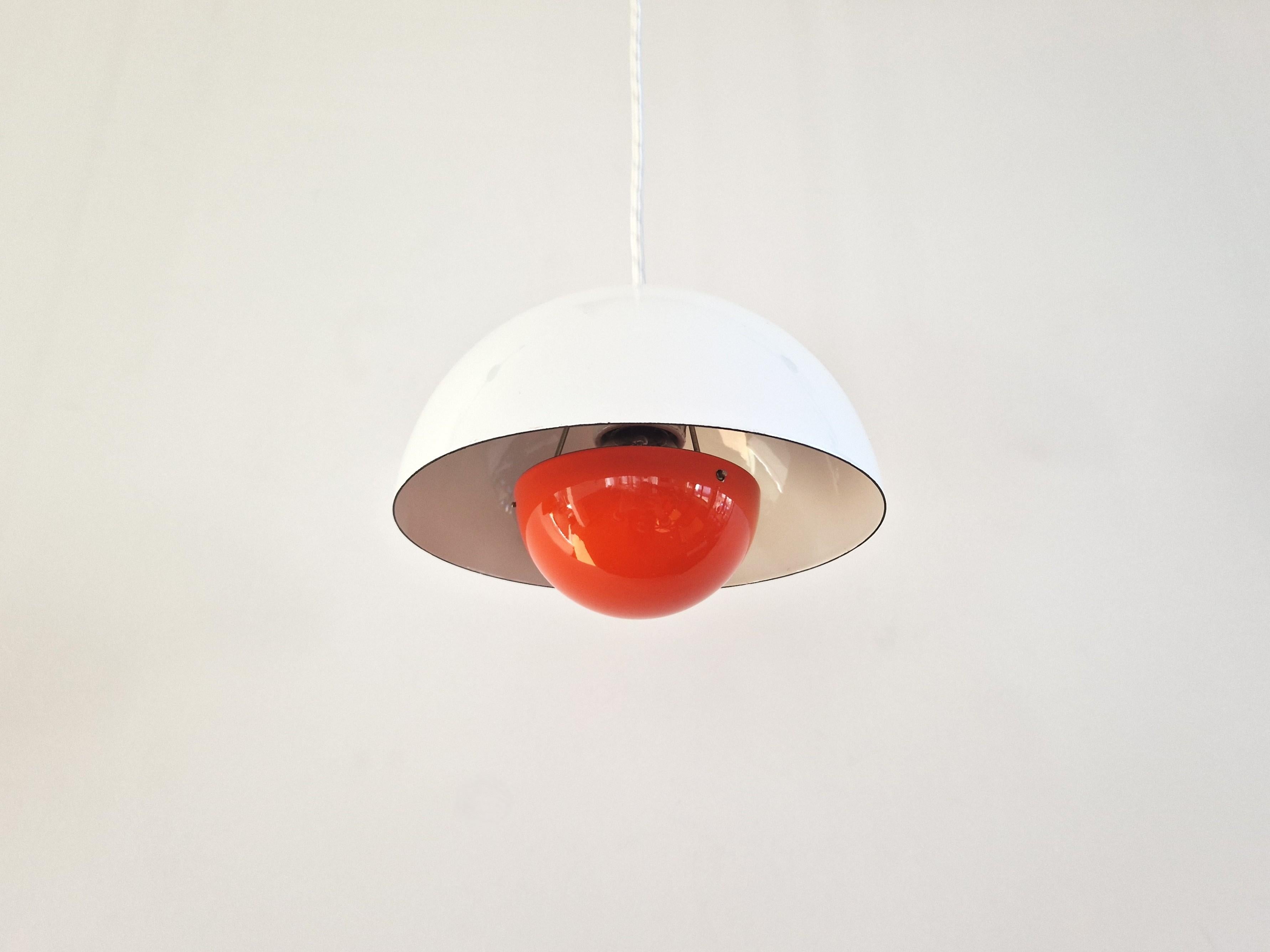 Lámpara colgante Flowerpot blanca y roja de Verner Panton para Louis Poulsen, Dinamarca Danés en venta