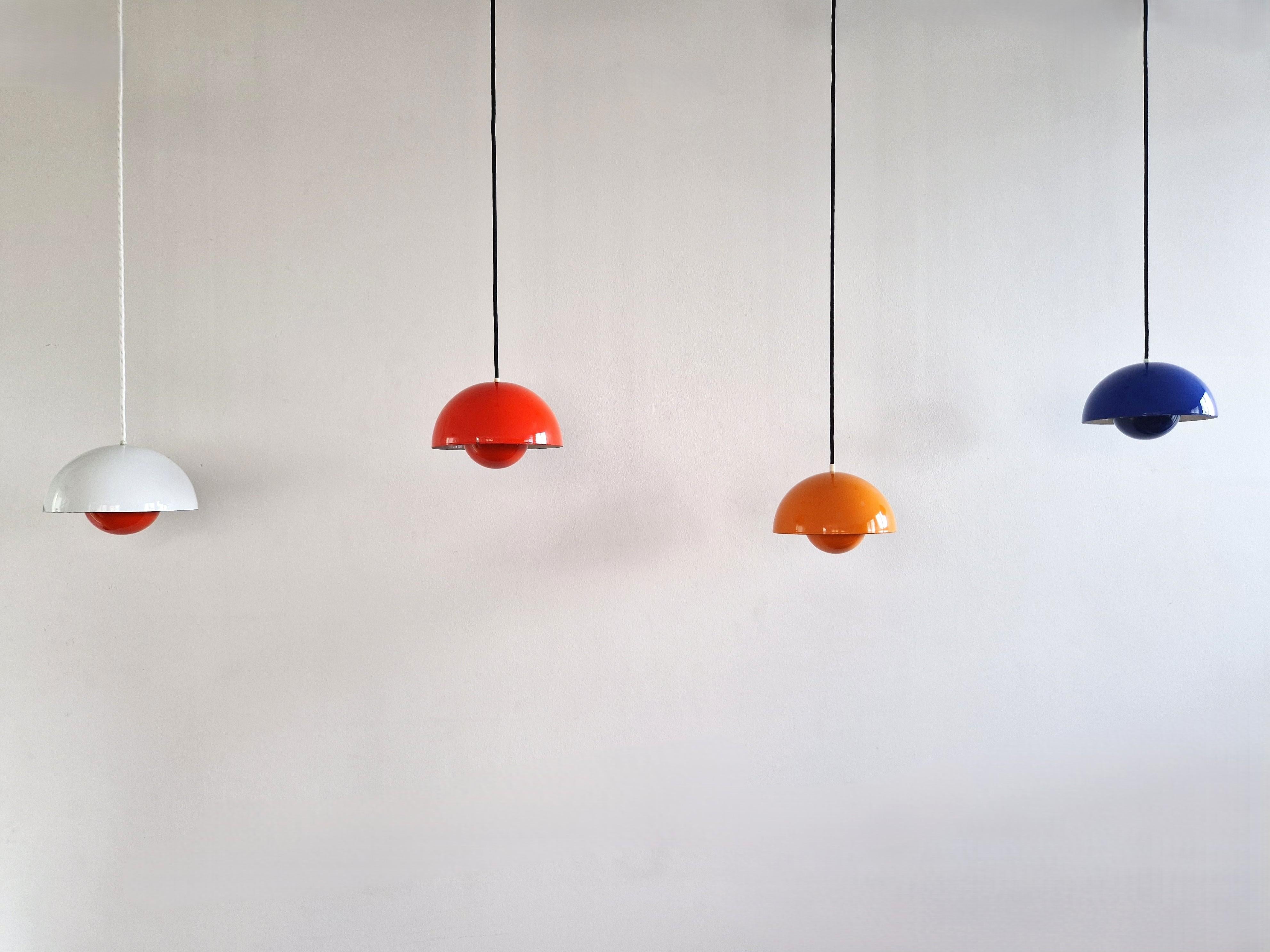 Lámpara colgante Flowerpot blanca y roja de Verner Panton para Louis Poulsen, Dinamarca en Bueno estado para la venta en Steenwijk, NL