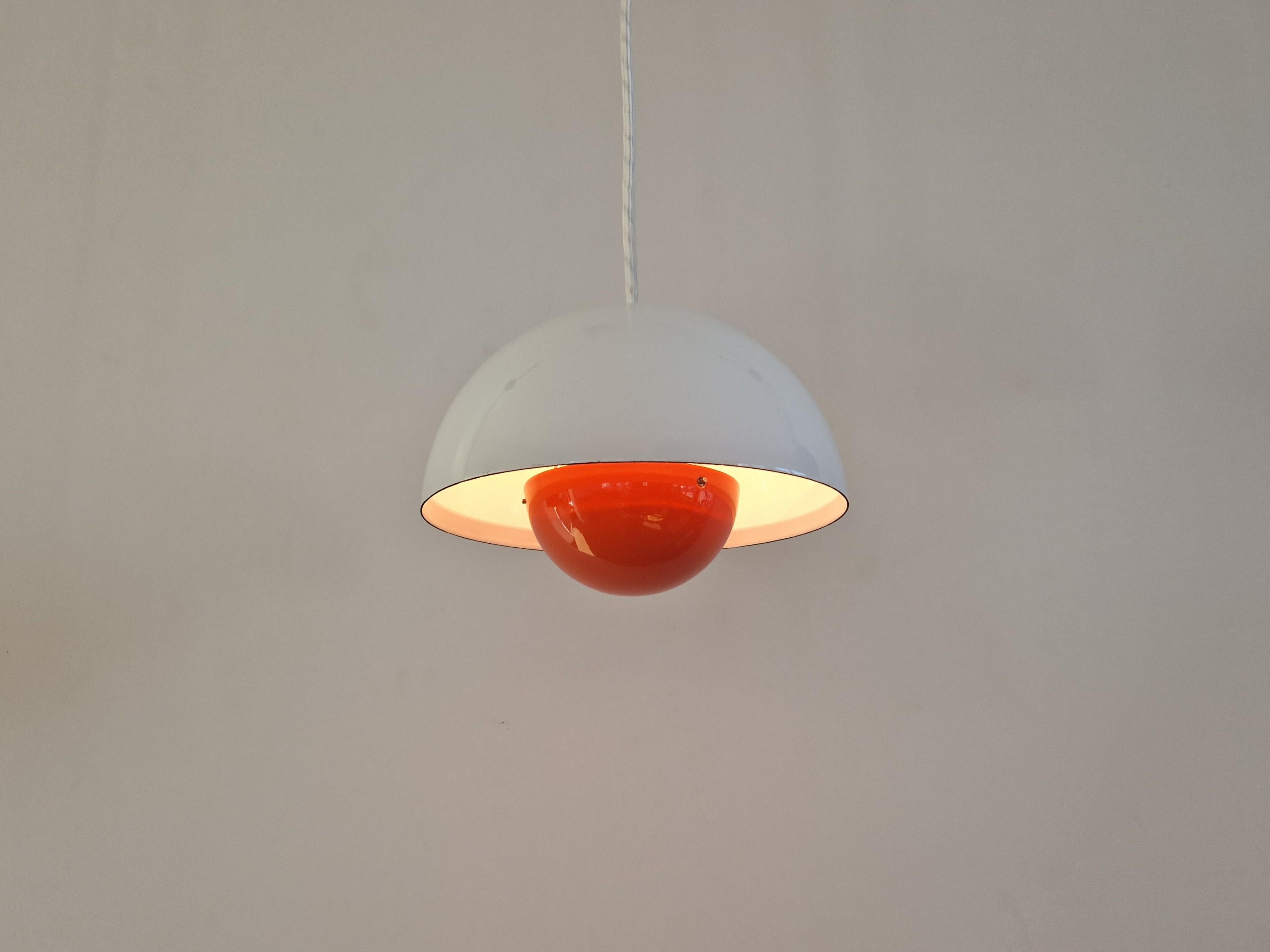 Lámpara colgante Flowerpot blanca y roja de Verner Panton para Louis Poulsen, Dinamarca mediados del siglo XX en venta