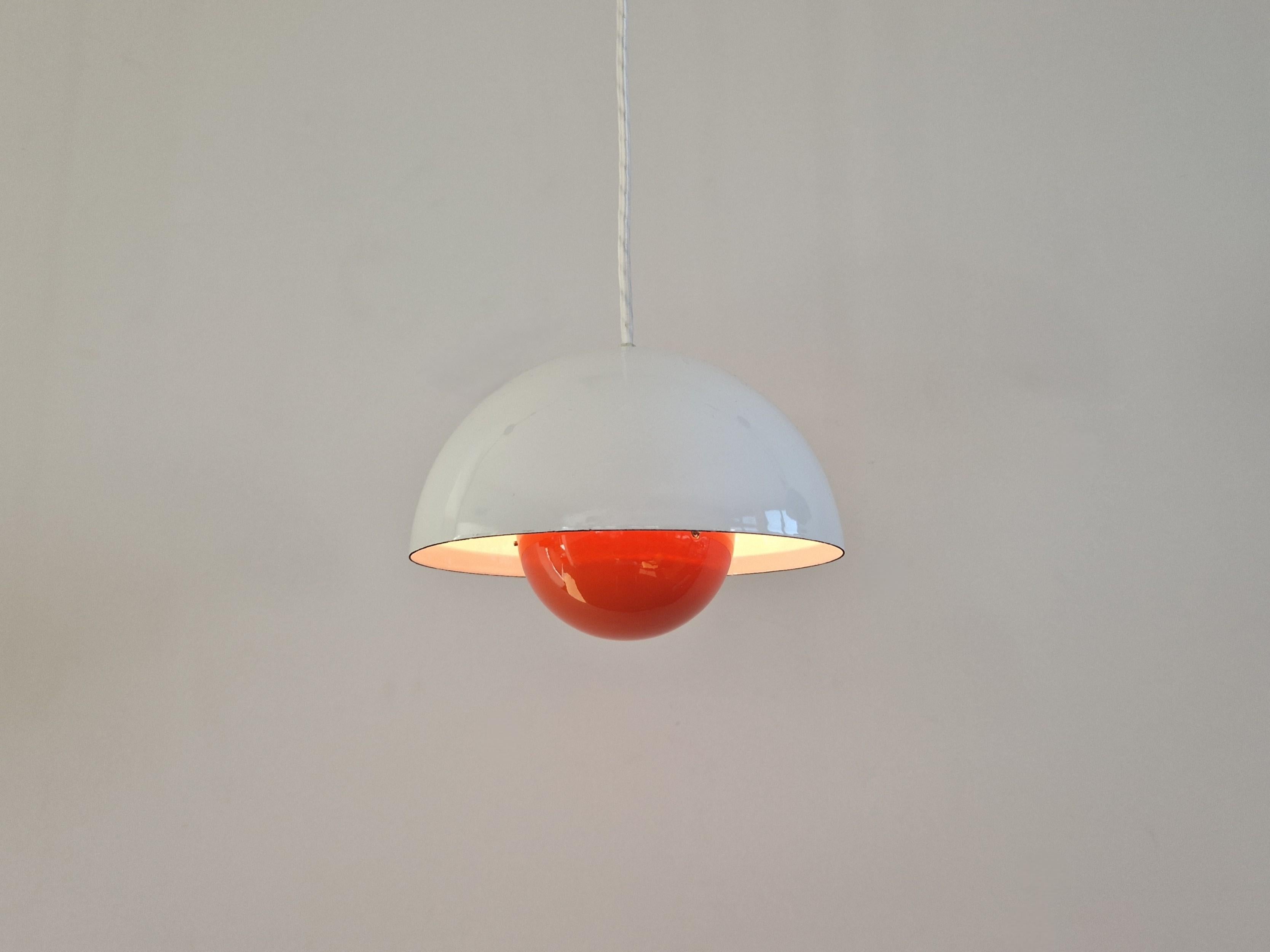 Lámpara colgante Flowerpot blanca y roja de Verner Panton para Louis Poulsen, Dinamarca Esmalte en venta