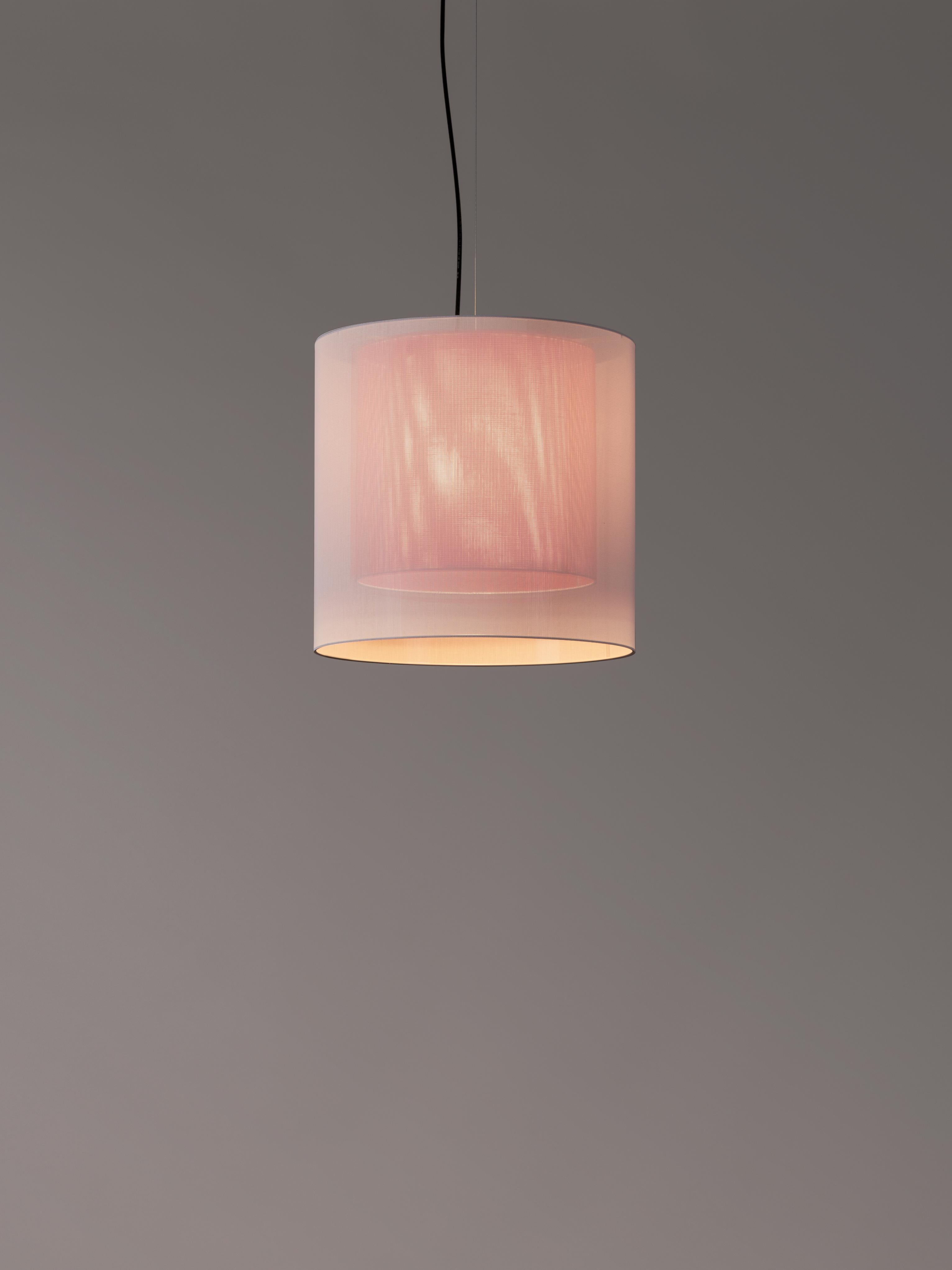 Lampada a sospensione Moaré MS bianca e rossa di Antoni Arola
Dimensioni: D. 46 x H. 45 cm
Materiali: Metallo, poliestere.
Disponibile in altri colori e dimensioni.

Le molteplici combinazioni di formati e colori di Moaré lo rendono