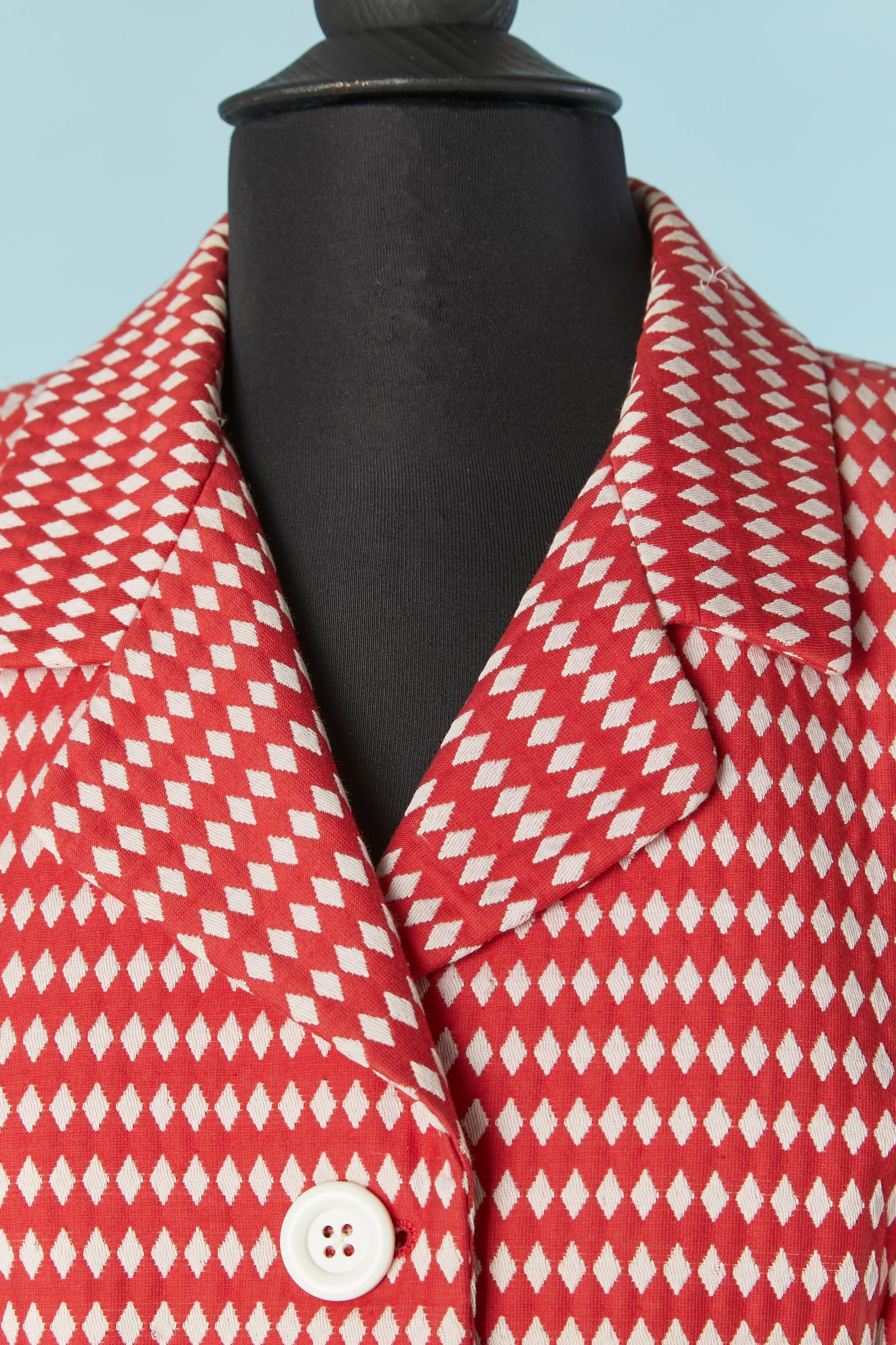 Abito con gonna in cotone jacquard di colore bianco e rosso con motivo a quadri. Fodera in rayon con marchio. 
Ologramma di autenticità. Spallaccio. Chiusura con bottoni e asole sul centro del davanti. Tasca su entrambi i lati.
TAGLIA 44 (It) 40