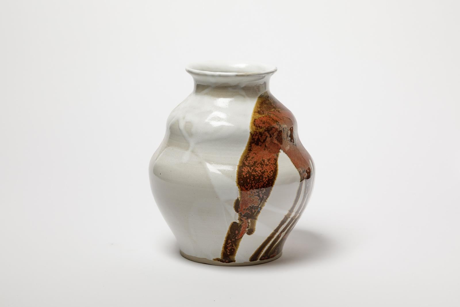Français vase en céramique de grès blanc et rouge par ATOI circa 2010 21ème siècle en vente