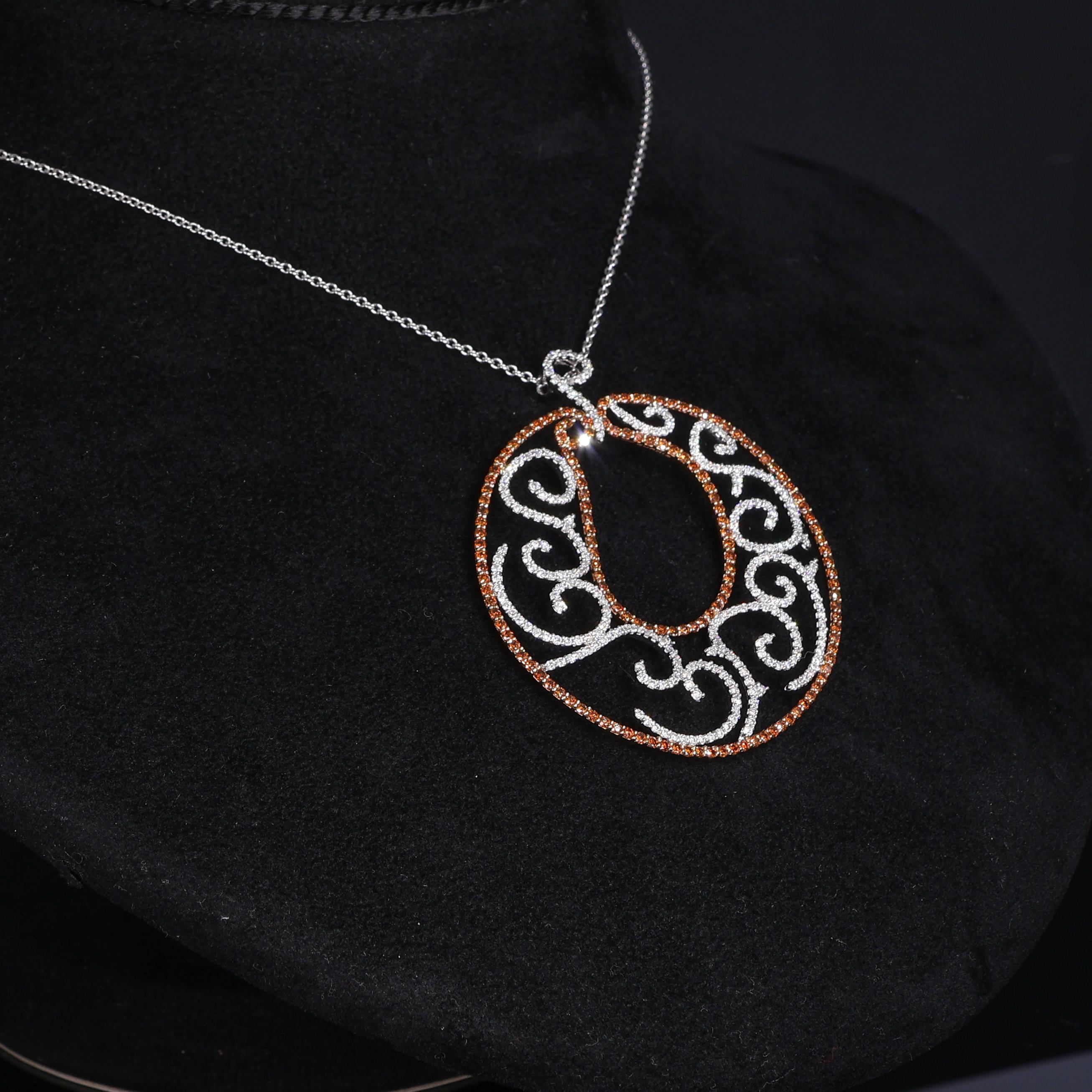 Taglio brillante Ciondolo in oro bianco e rosa con diamanti e zaffiri color cognac in vendita