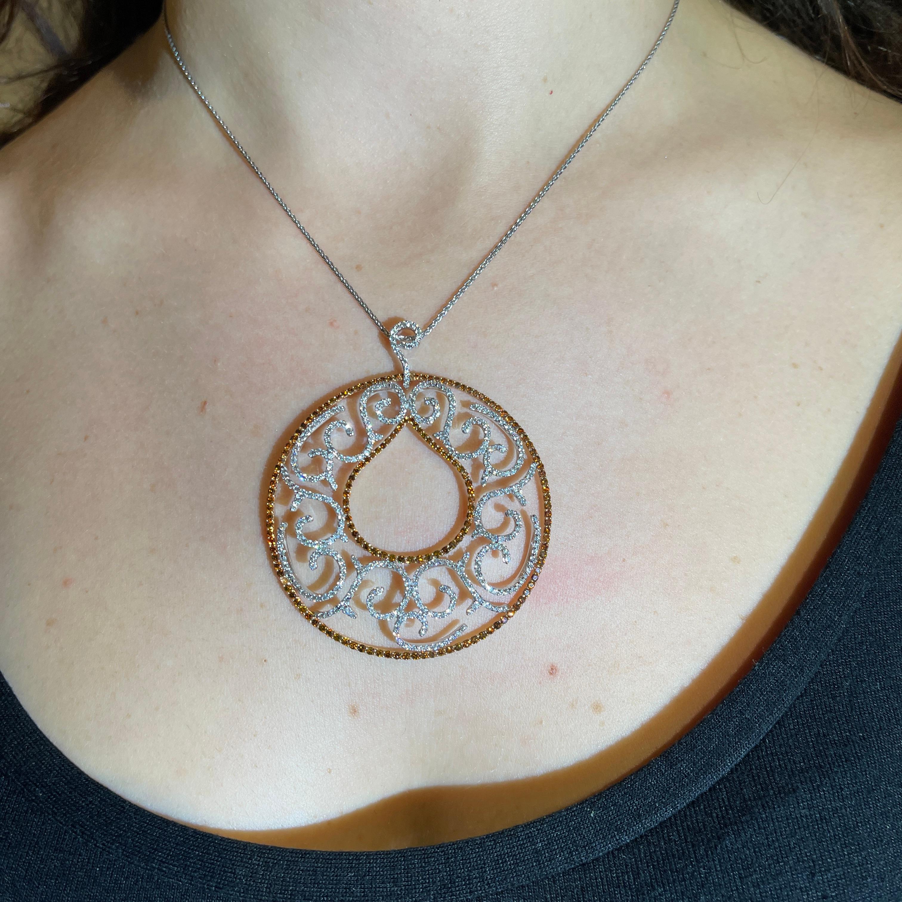 Ciondolo in oro bianco e rosa con diamanti e zaffiri color cognac in vendita 1