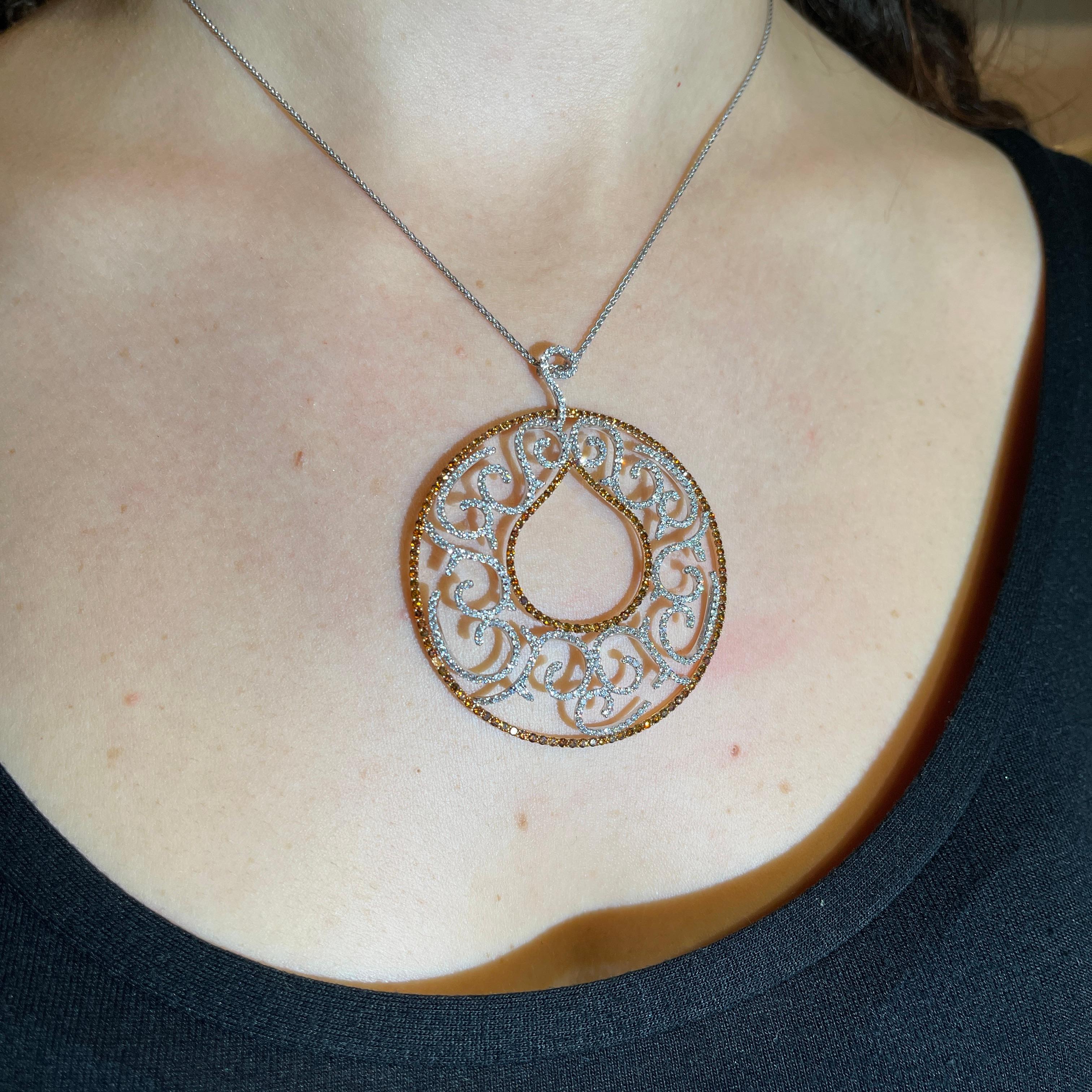 Ciondolo in oro bianco e rosa con diamanti e zaffiri color cognac in vendita 2