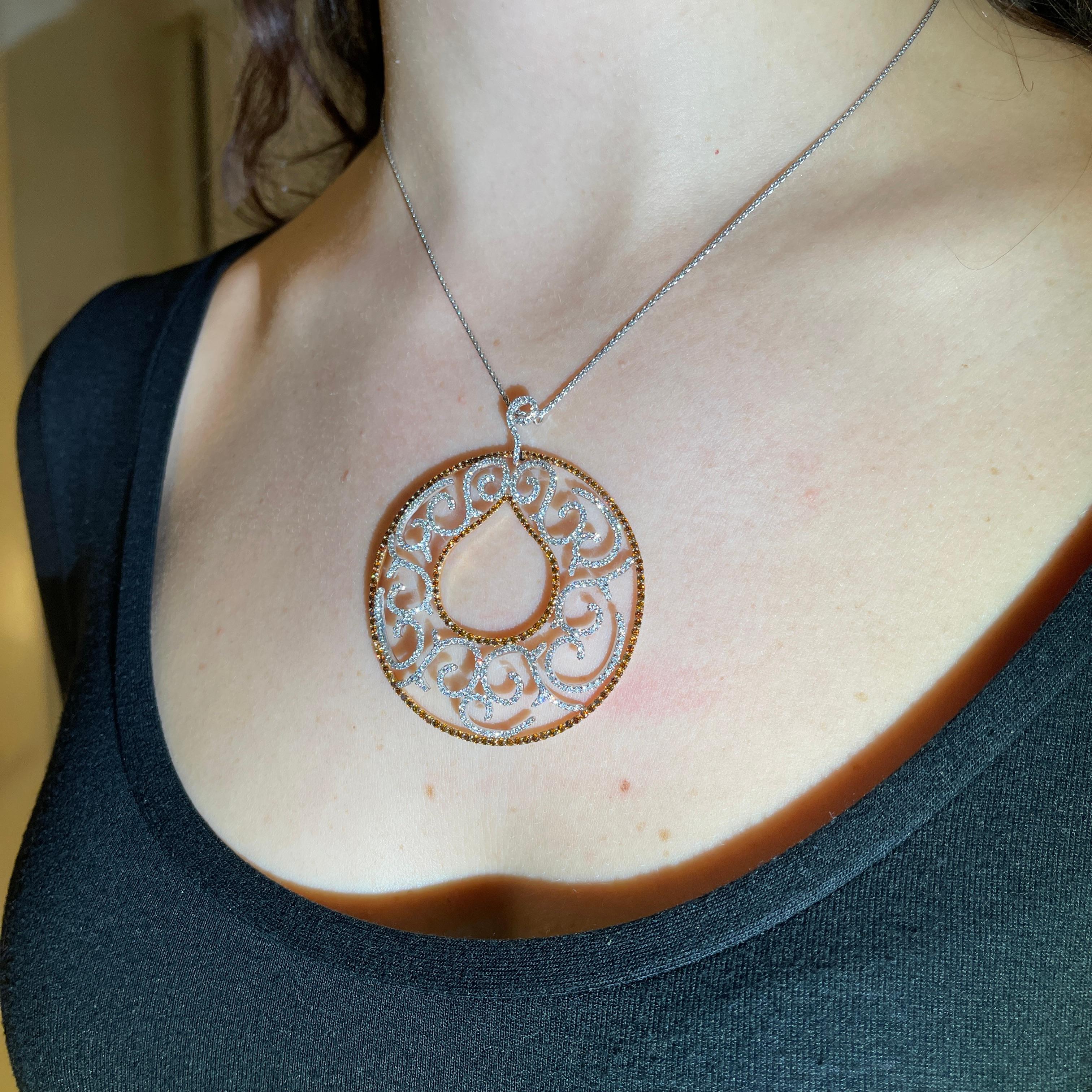 Ciondolo in oro bianco e rosa con diamanti e zaffiri color cognac in vendita 3