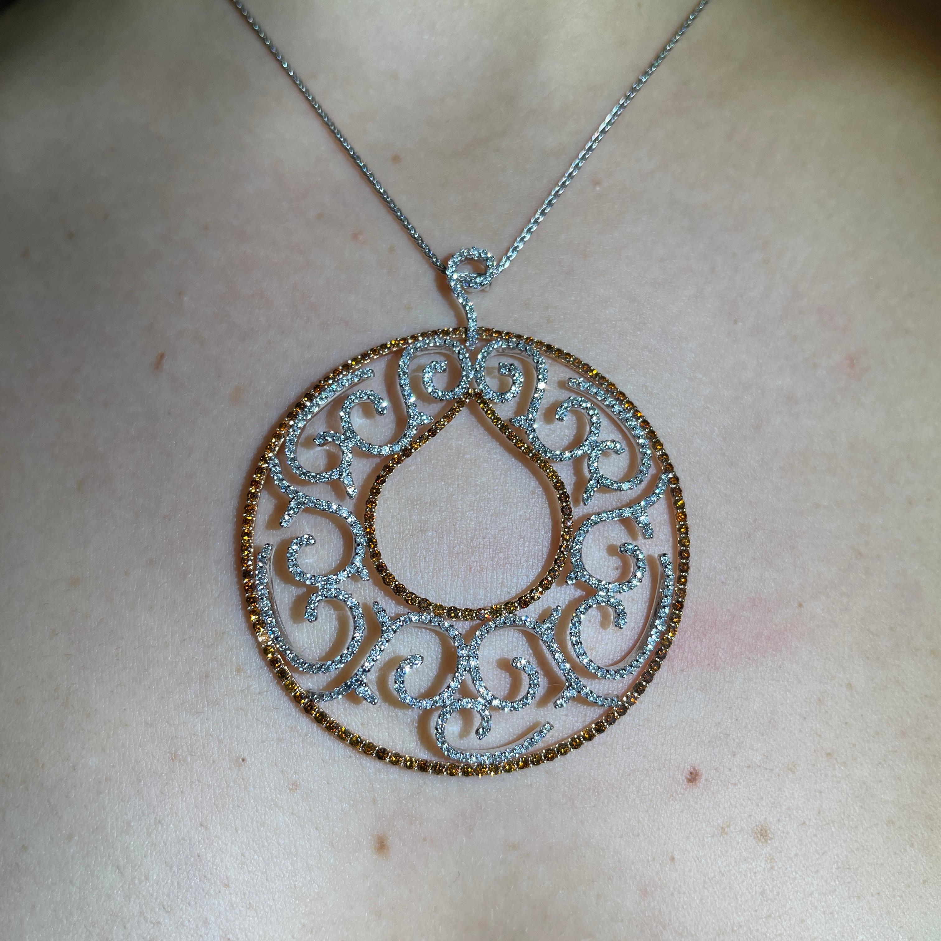 Ciondolo in oro bianco e rosa con diamanti e zaffiri color cognac in vendita 4
