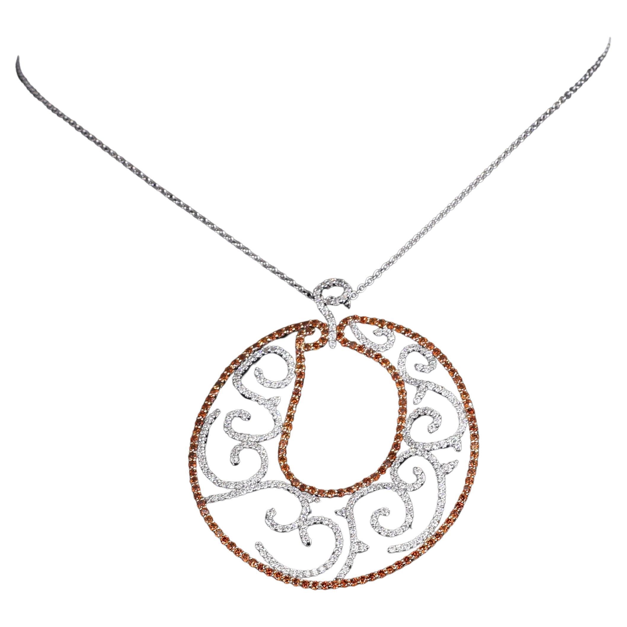 Ciondolo in oro bianco e rosa con diamanti e zaffiri color cognac in vendita