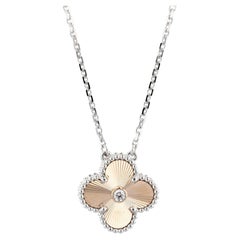 Van Cleef & Arpels Pendentif de vacances Alhambra 2024 en or blanc et rose