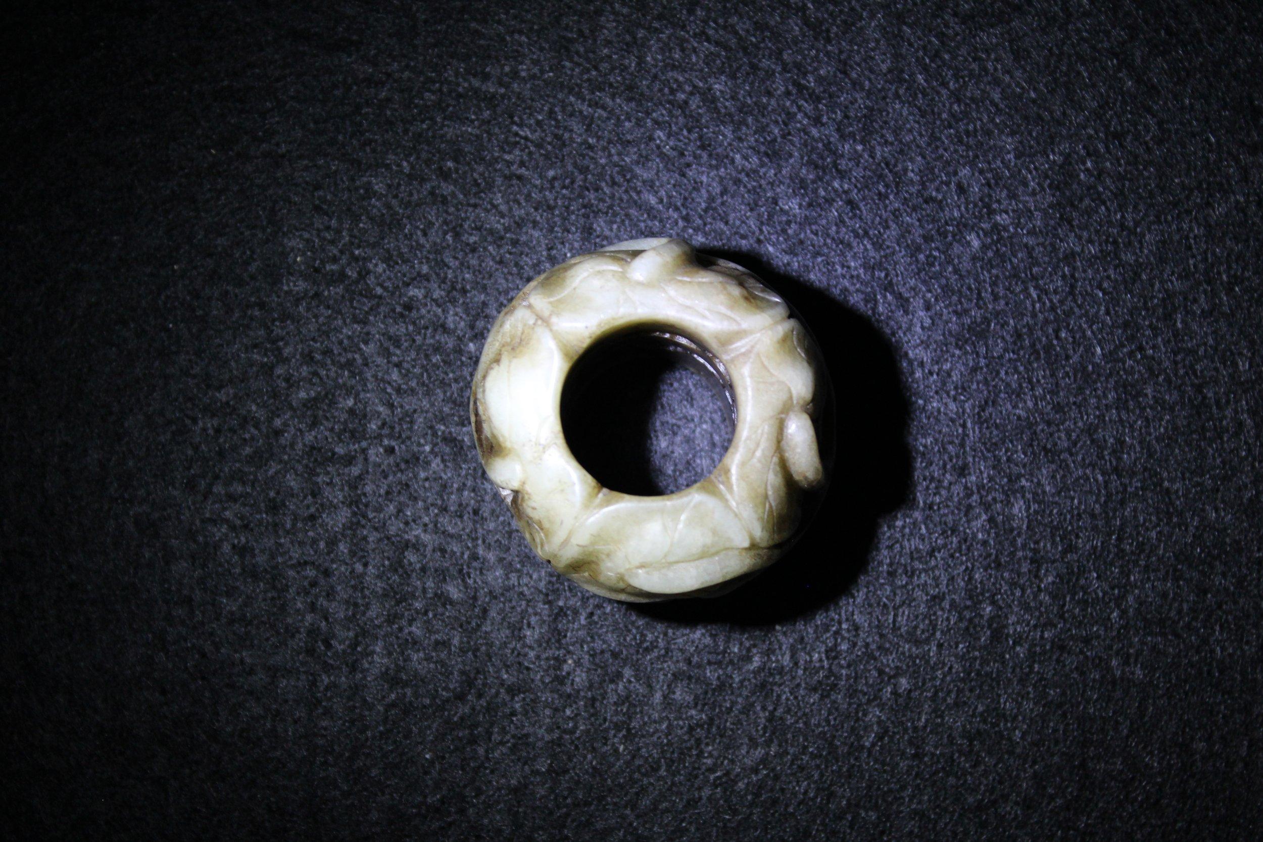 Embout de feuille de lotus en jade blanc et roussâtre Bon état - En vente à San Diego, CA
