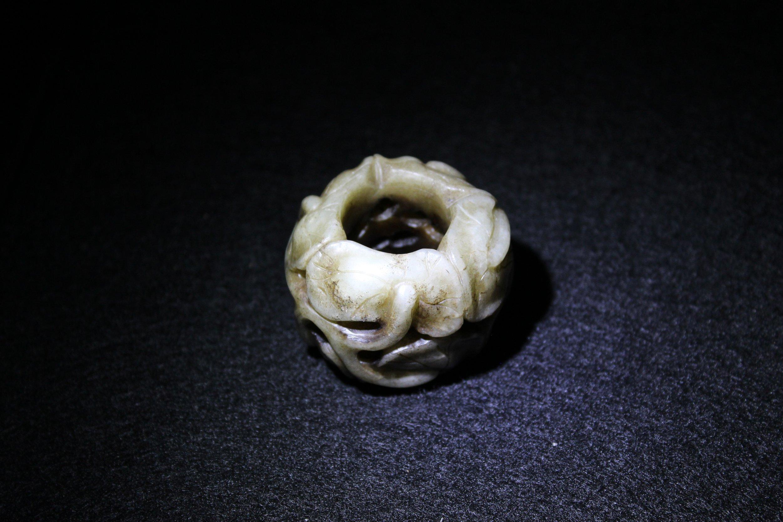 Embout de feuille de lotus en jade blanc et roussâtre Unisexe en vente