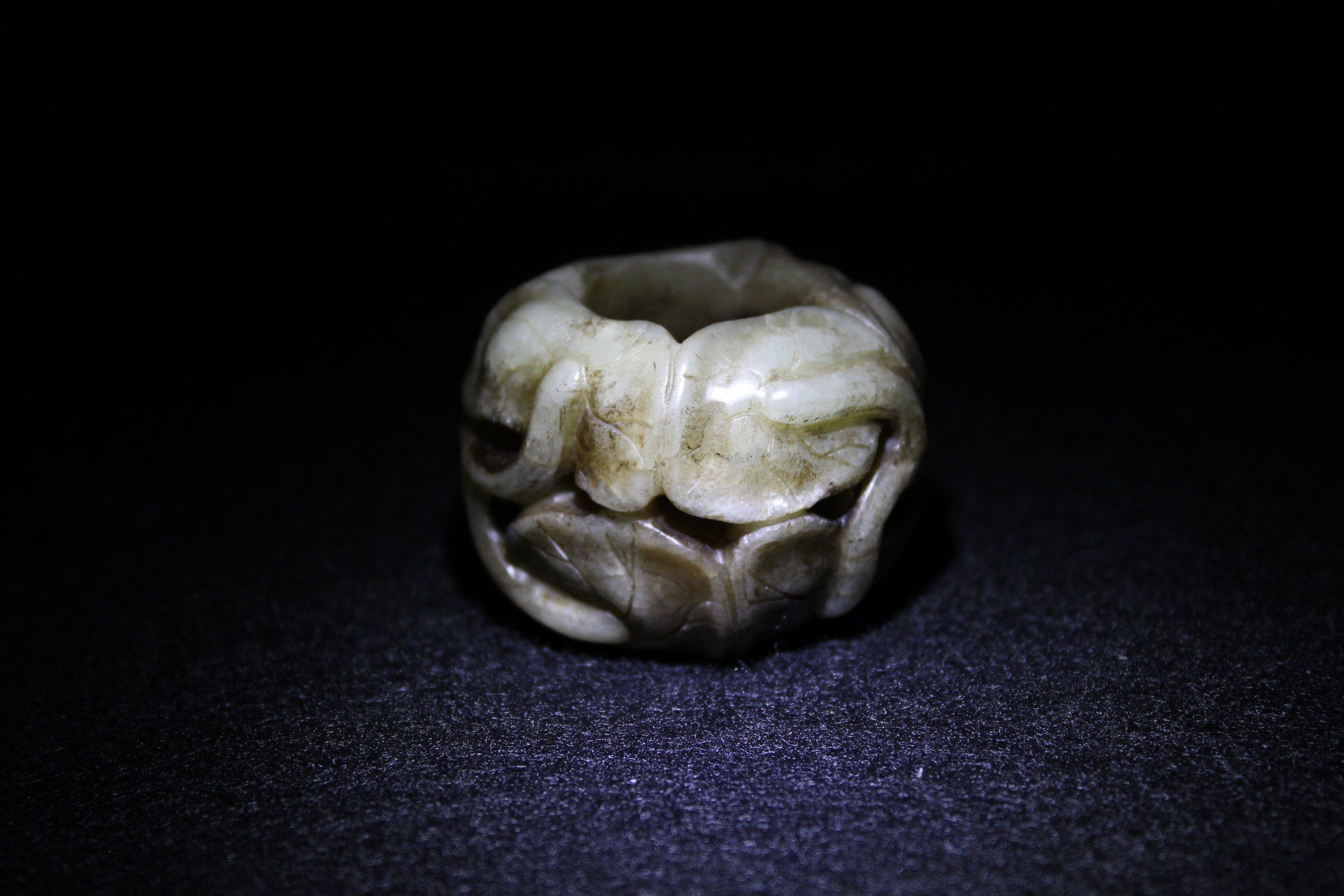 Embout de feuille de lotus en jade blanc et roussâtre en vente 1