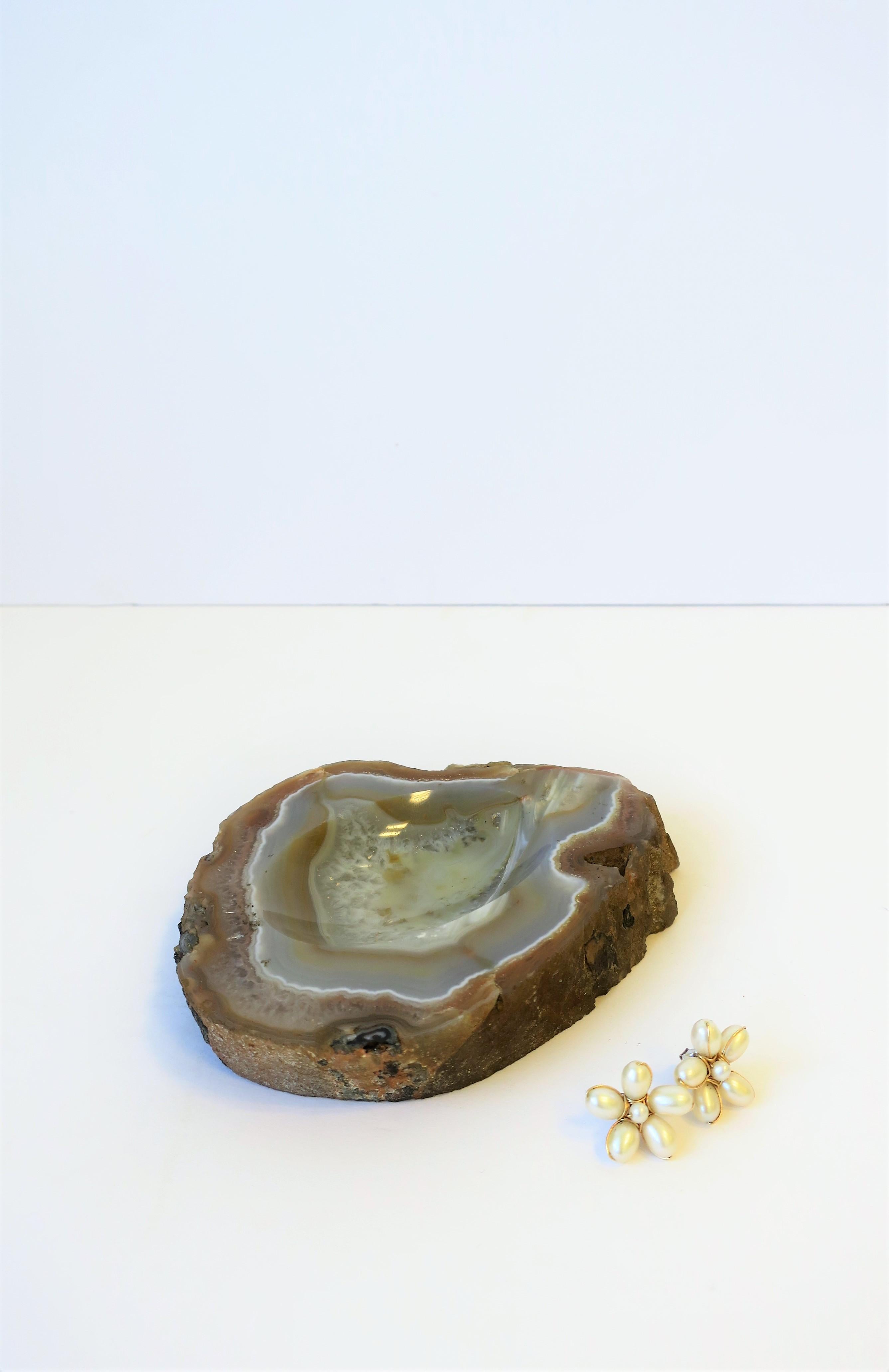 White and Sand Agate Onyx Vessel Bowl or Decorative Object In Good Condition In New York, NY