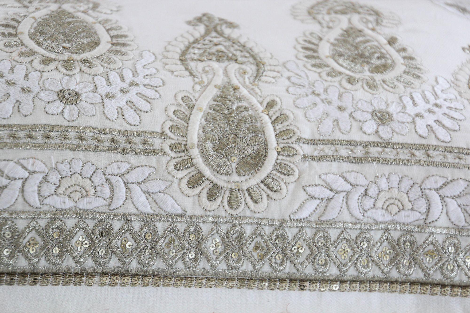 Weißes und silbernes besticktes Überwurfkissen im Mughal-Stil im Angebot 3