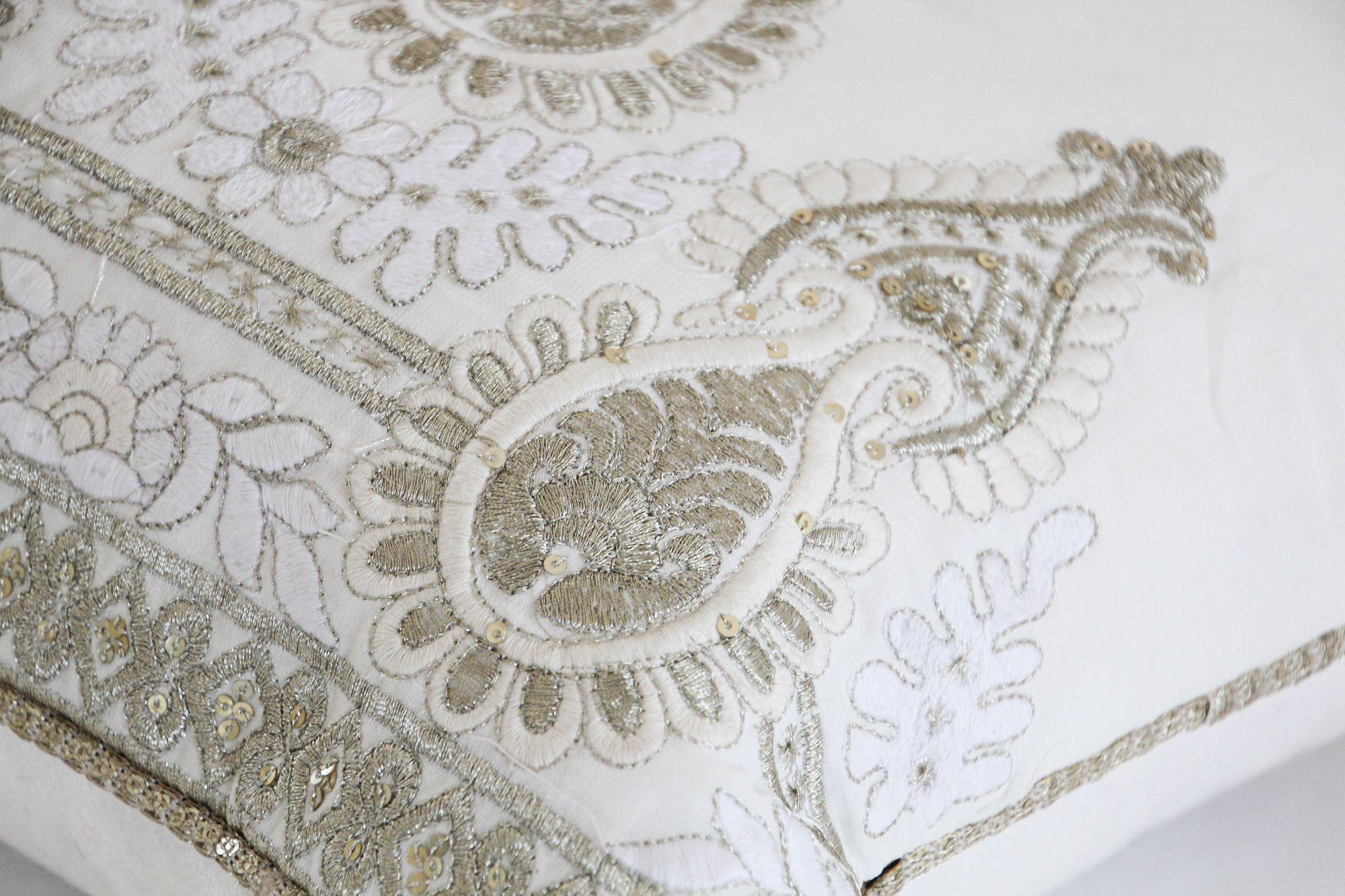 Weißes und silbernes besticktes Überwurfkissen im Mughal-Stil im Angebot 6