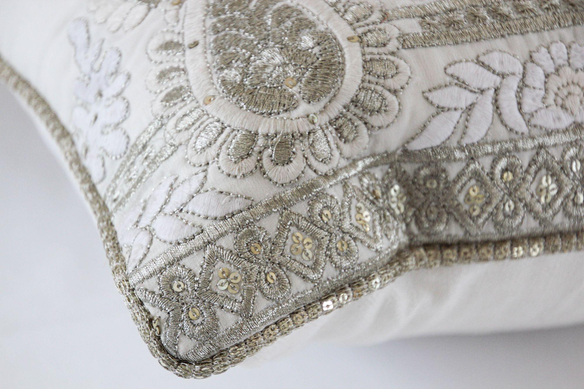 Weißes und silbernes besticktes Überwurfkissen im Mughal-Stil im Angebot 7
