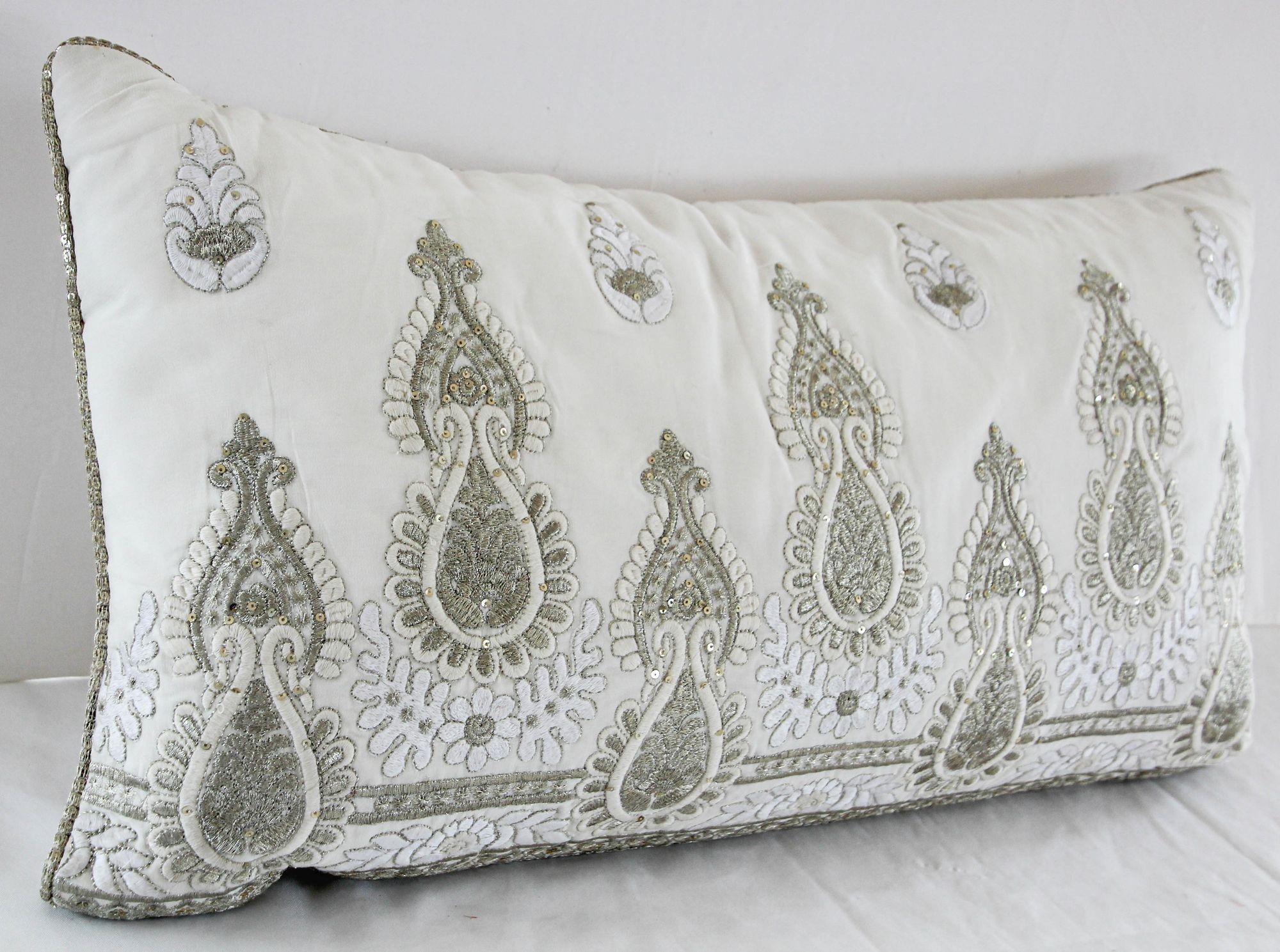 Weißes und silberfarbenes, besticktes Kissen im Mughal-Stil.
Handgesticktes luxuriöses Damast 26-Zoll Lendenwirbelkissen.
Kissen aus weißer Dupionseide, bestickt mit Silberfäden und Perlen im maurischen Stil.
Dekoratives weißes Lendenkissen,