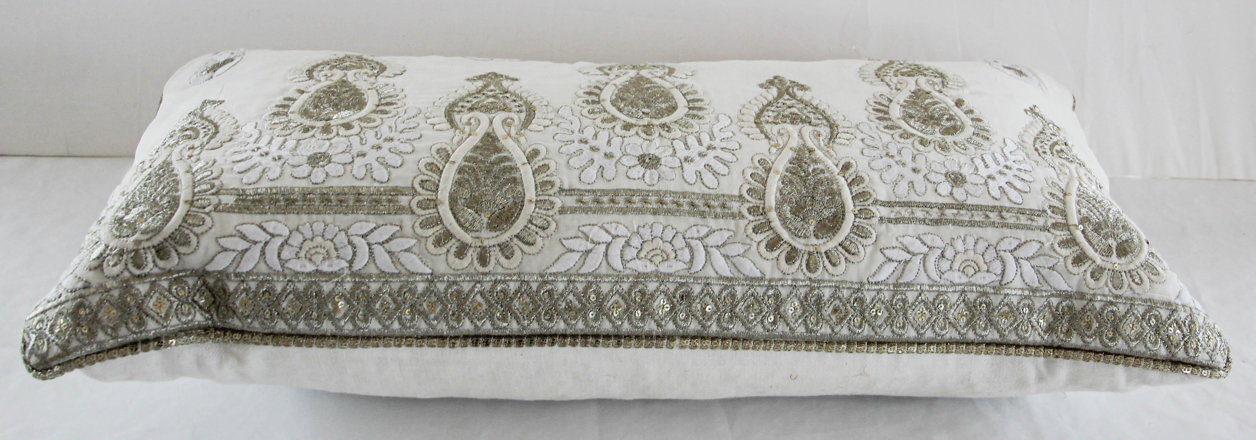 Weißes und silbernes besticktes Überwurfkissen im Mughal-Stil (Maurisch) im Angebot