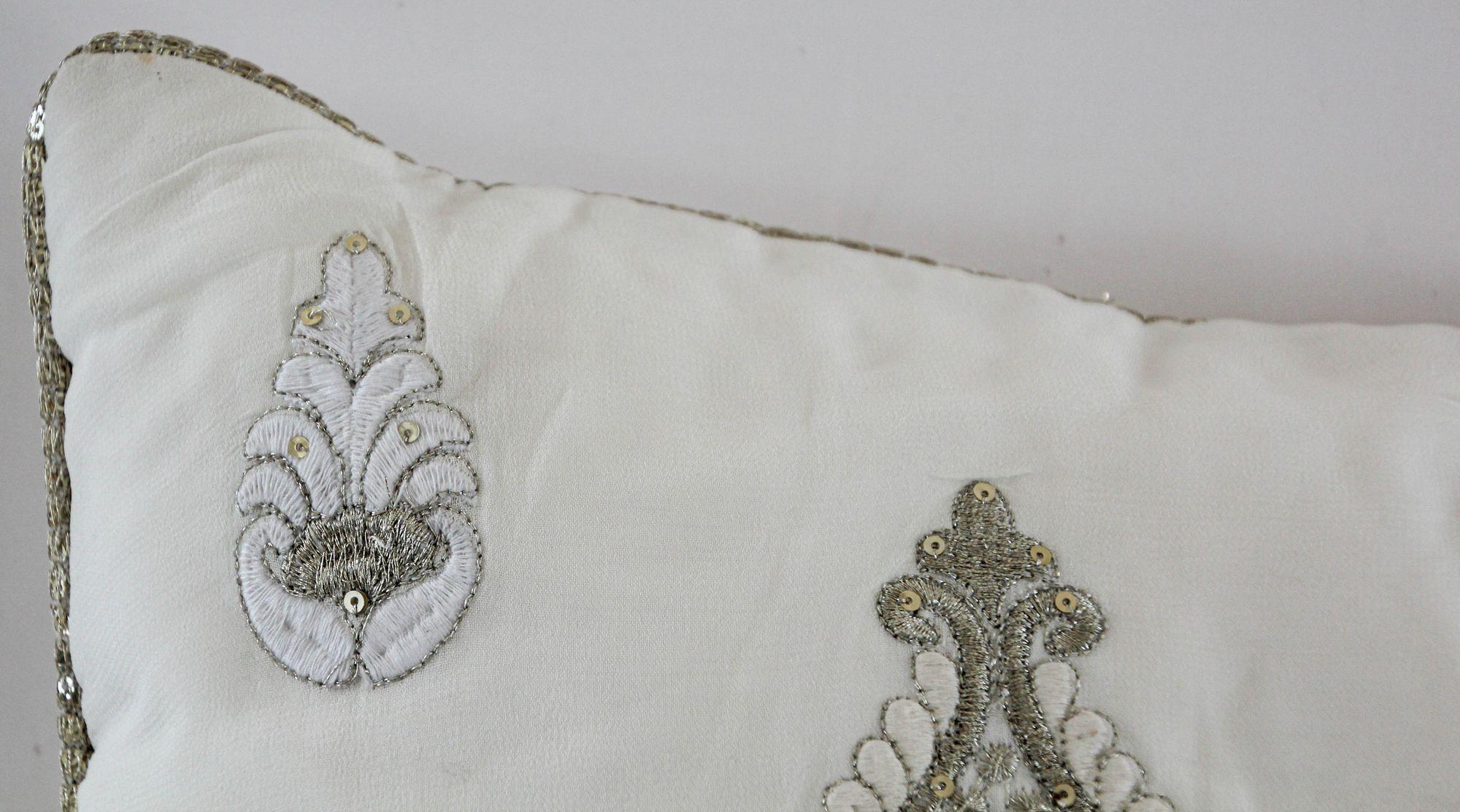 Weißes und silbernes besticktes Überwurfkissen im Mughal-Stil im Zustand „Gut“ im Angebot in North Hollywood, CA