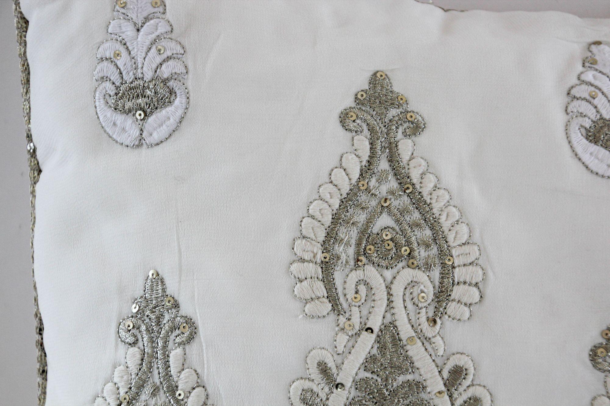 Weißes und silbernes besticktes Überwurfkissen im Mughal-Stil (20. Jahrhundert) im Angebot