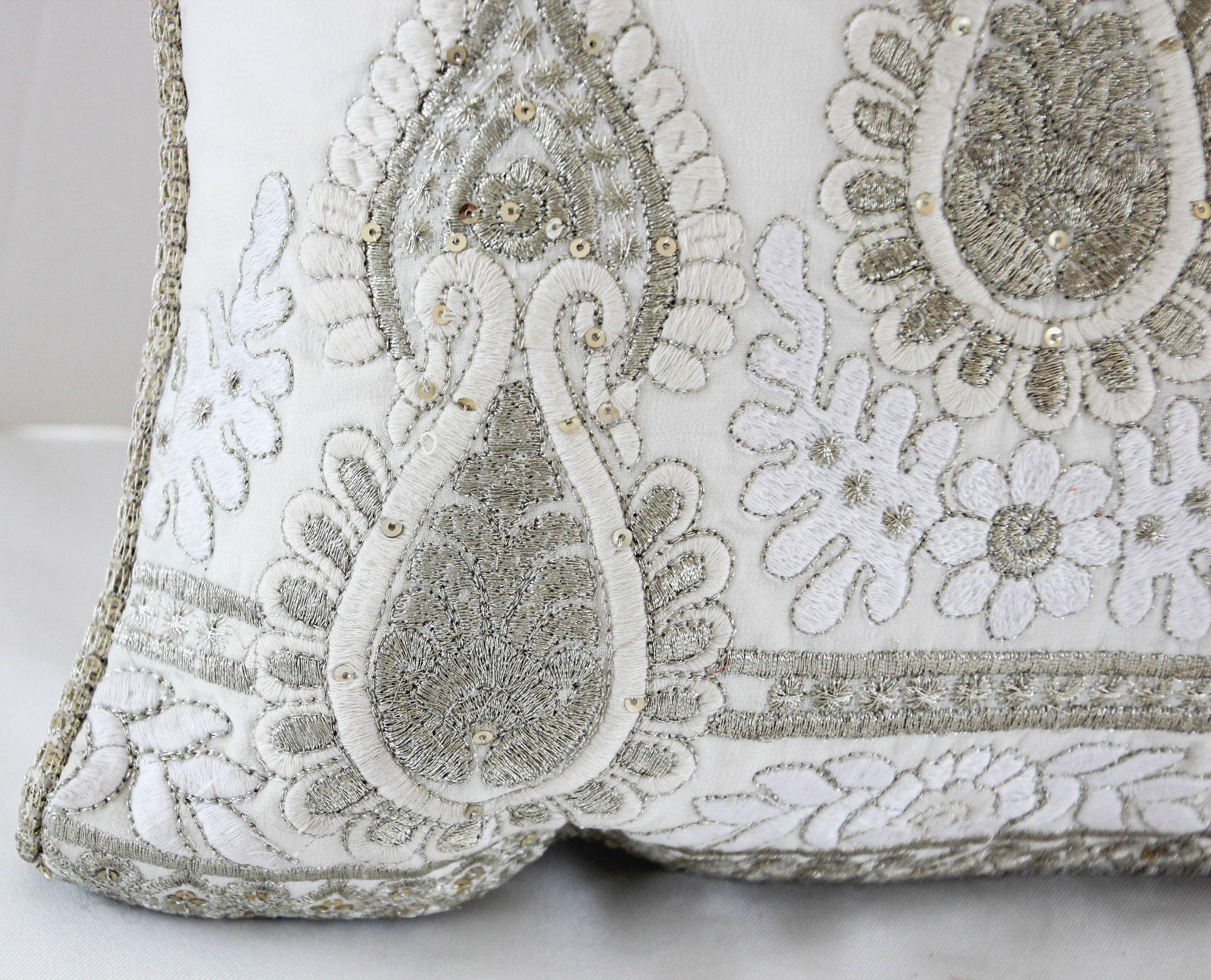Weißes und silbernes besticktes Überwurfkissen im Mughal-Stil (Baumwolle) im Angebot