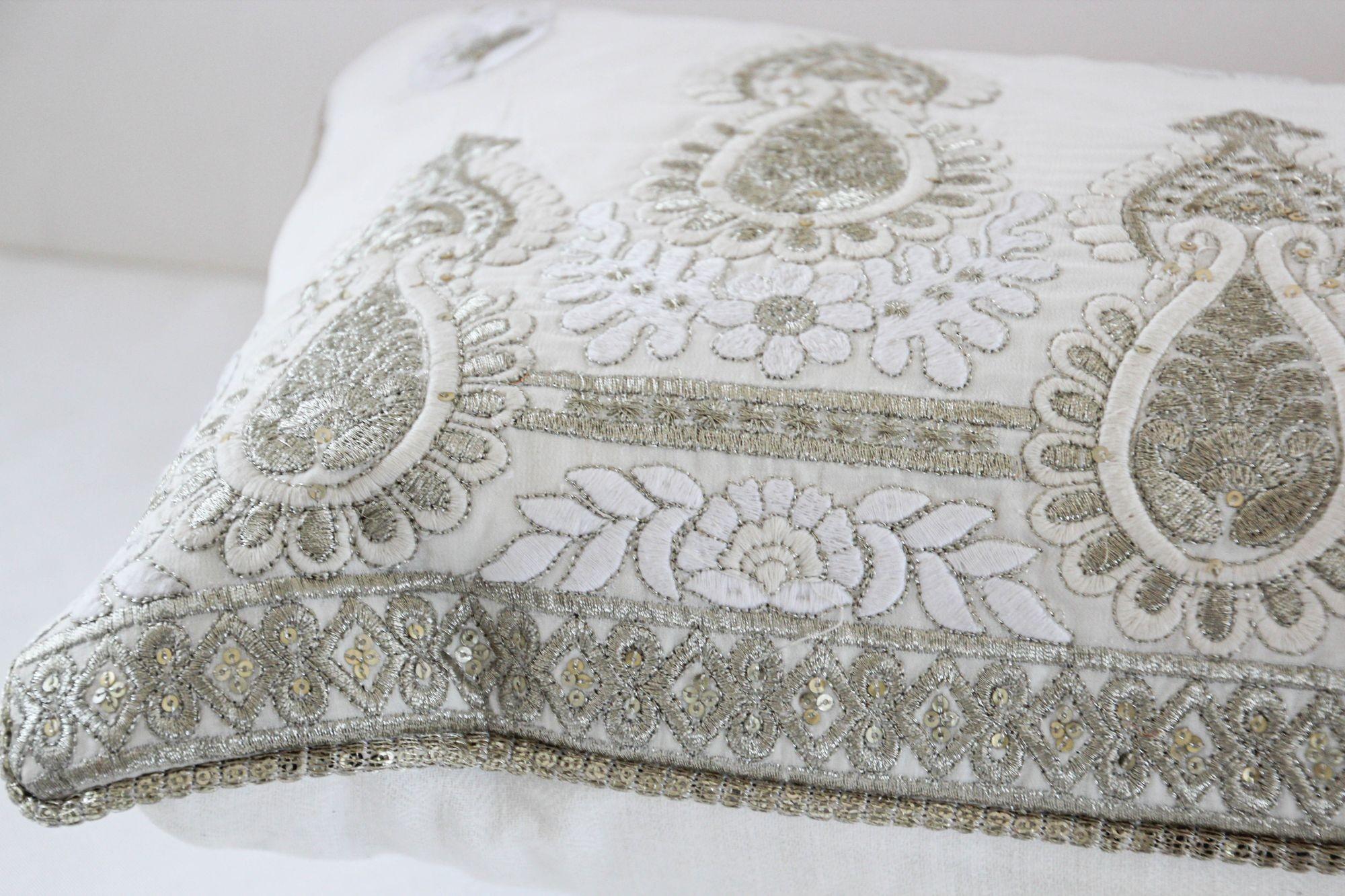 Weißes und silbernes besticktes Überwurfkissen im Mughal-Stil im Angebot 1