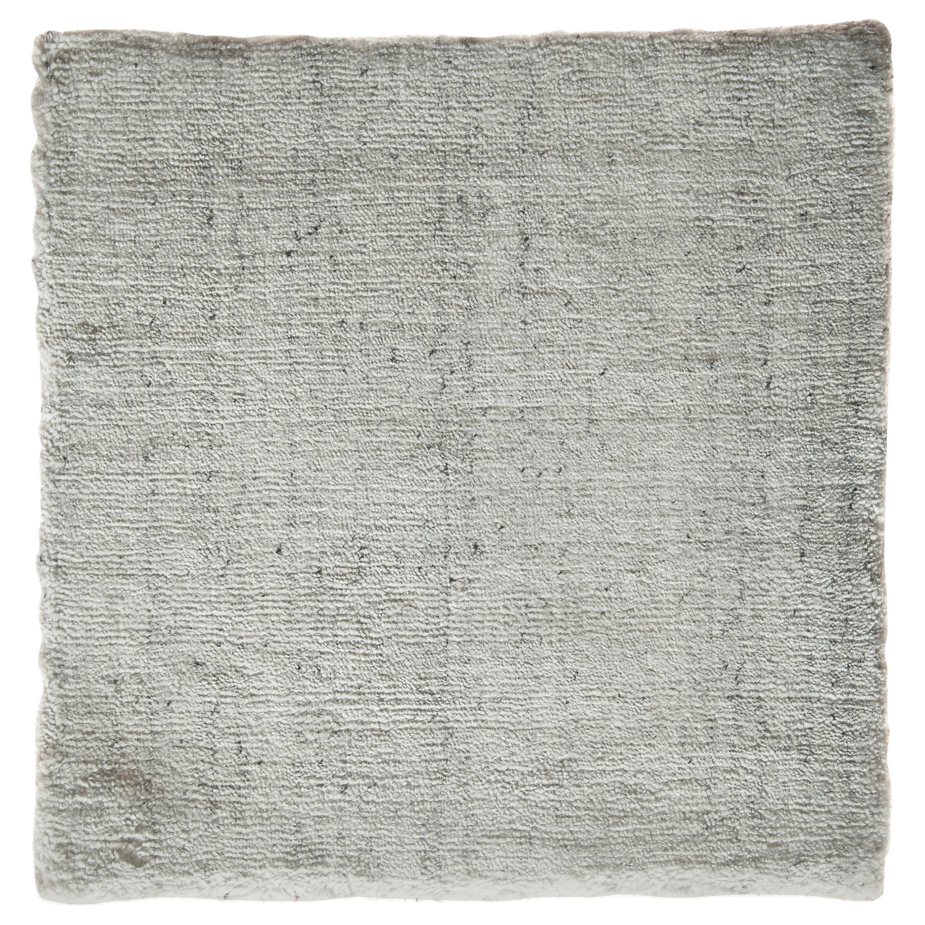 Tapis contemporain en soie de bambou massif moucheté blanc et argenté:: lissé à la main